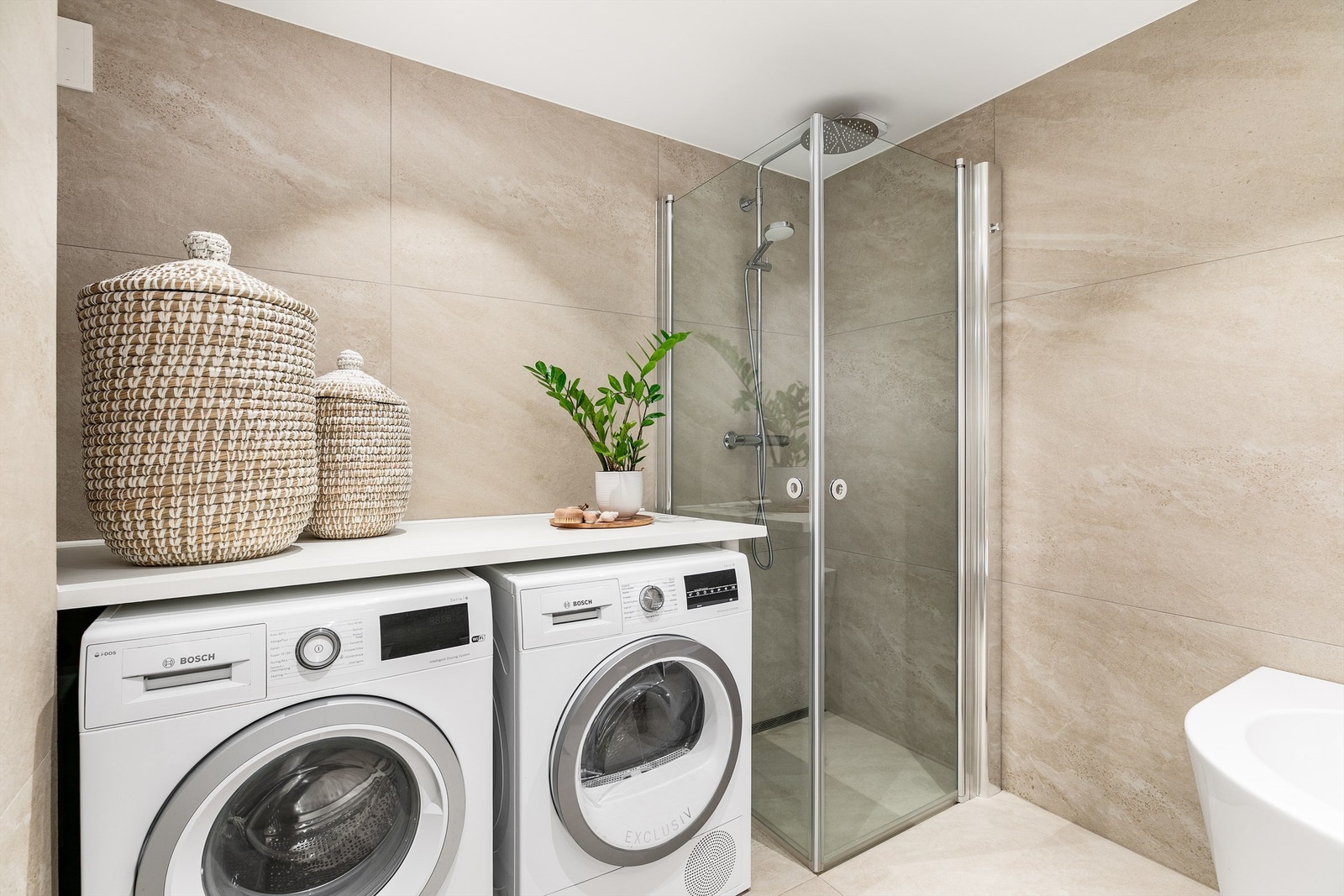 Vaskerommet er av generøs størrelse til det kombinerte formålet og velutstyrt med både helstøpt badekar og dusjhjørne. Galleribilde