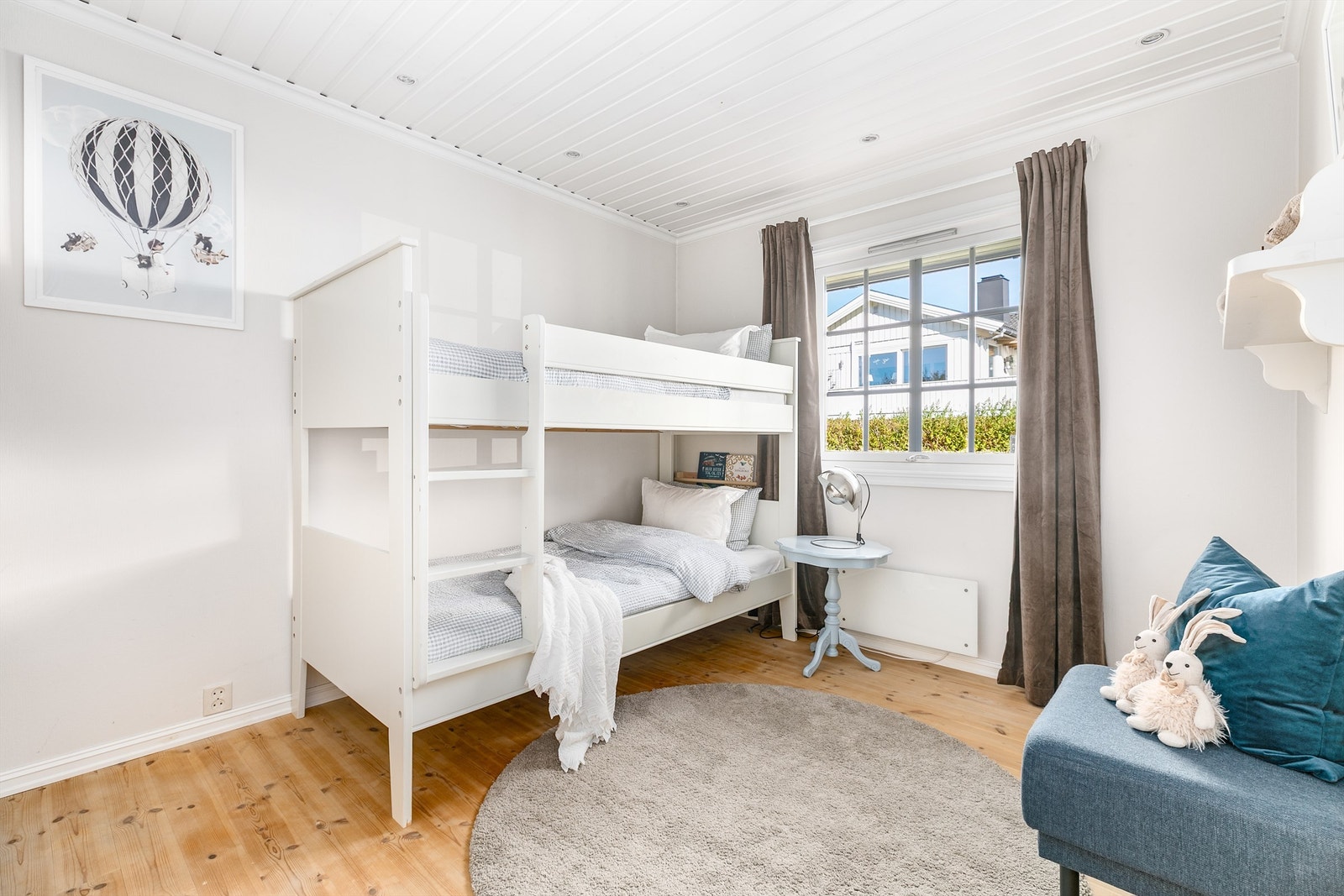 Med over 10 kvm. er soverom II et velfungerende barnerom. Også dette innredet med skyvedørsgarderobe. Galleribilde