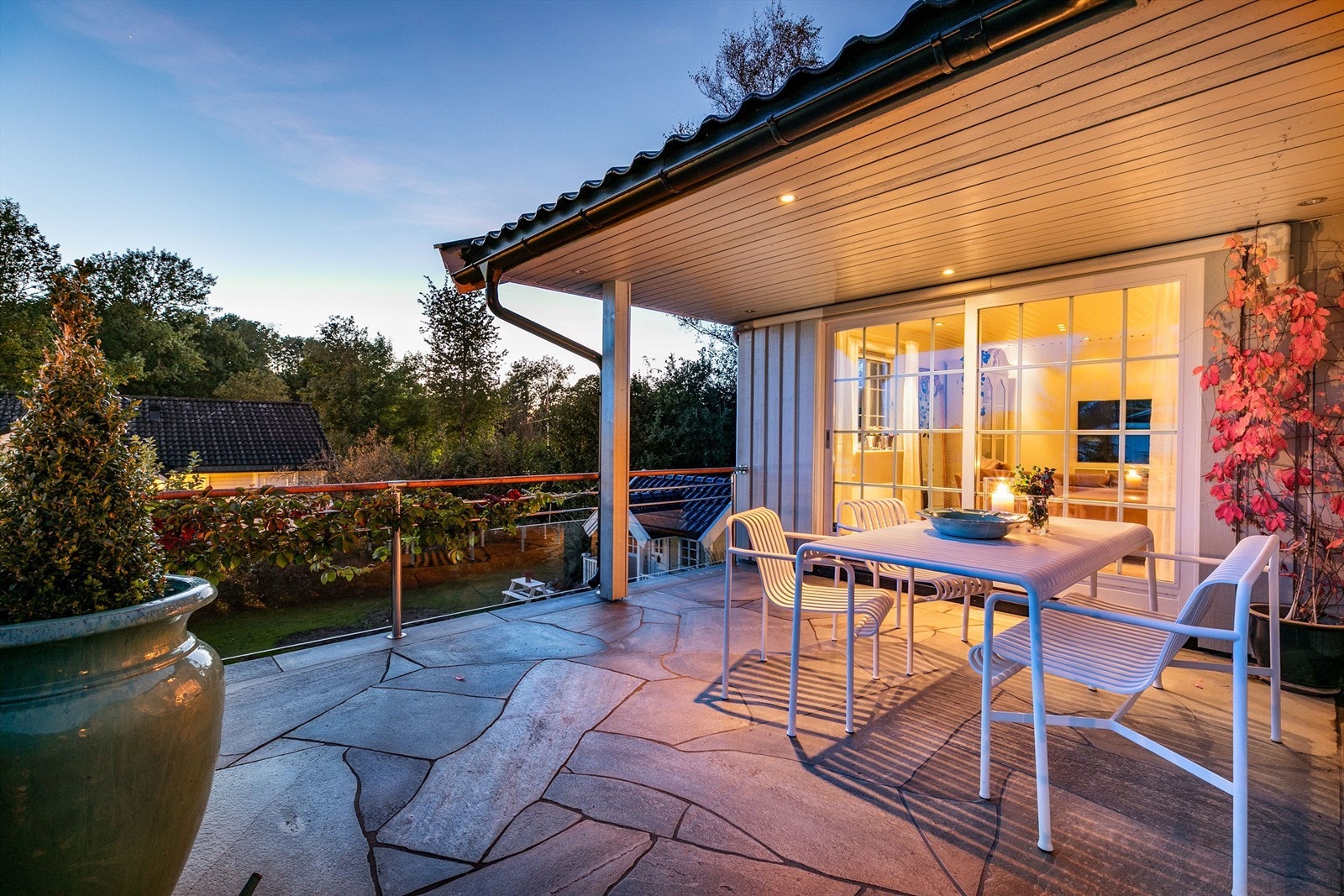 Terrassen er utført med skiferheller som med sin naturlig form skaper et levende, unikt uttrykk. Galleribilde