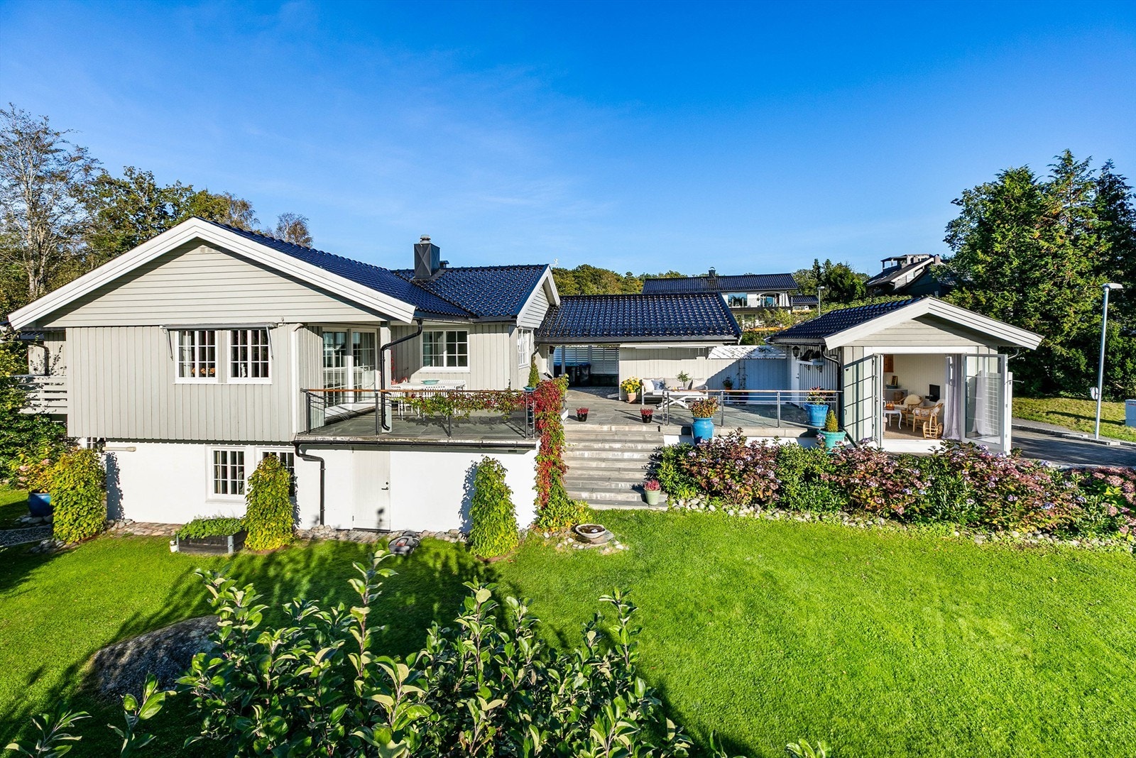 Boden på terrassen er innredet og tatt i bruk som utestue. Bruksendringen er ikke omsøkt eller godkjent. Galleribilde