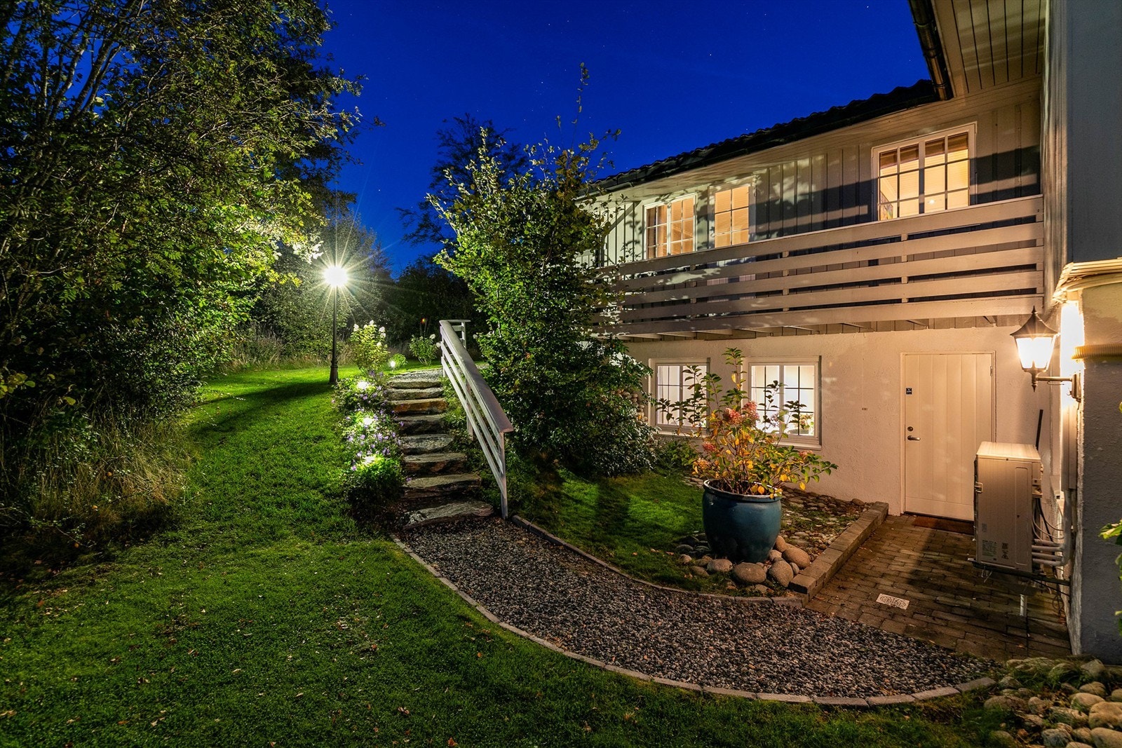 Hybelen har egen entré og utvendig adkomst. Innvendig dør som medfølger kan installeres om det er ønskelig å benytte hele boligen under ett. Galleribilde