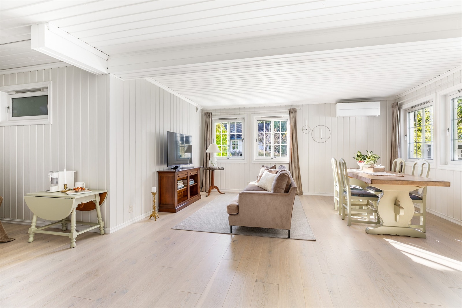 Underetasjens over 40 kvm. store passer ypperlig som TV-stue, gjerne i kombinasjon som en helt egen avdeling for barna. Galleribilde