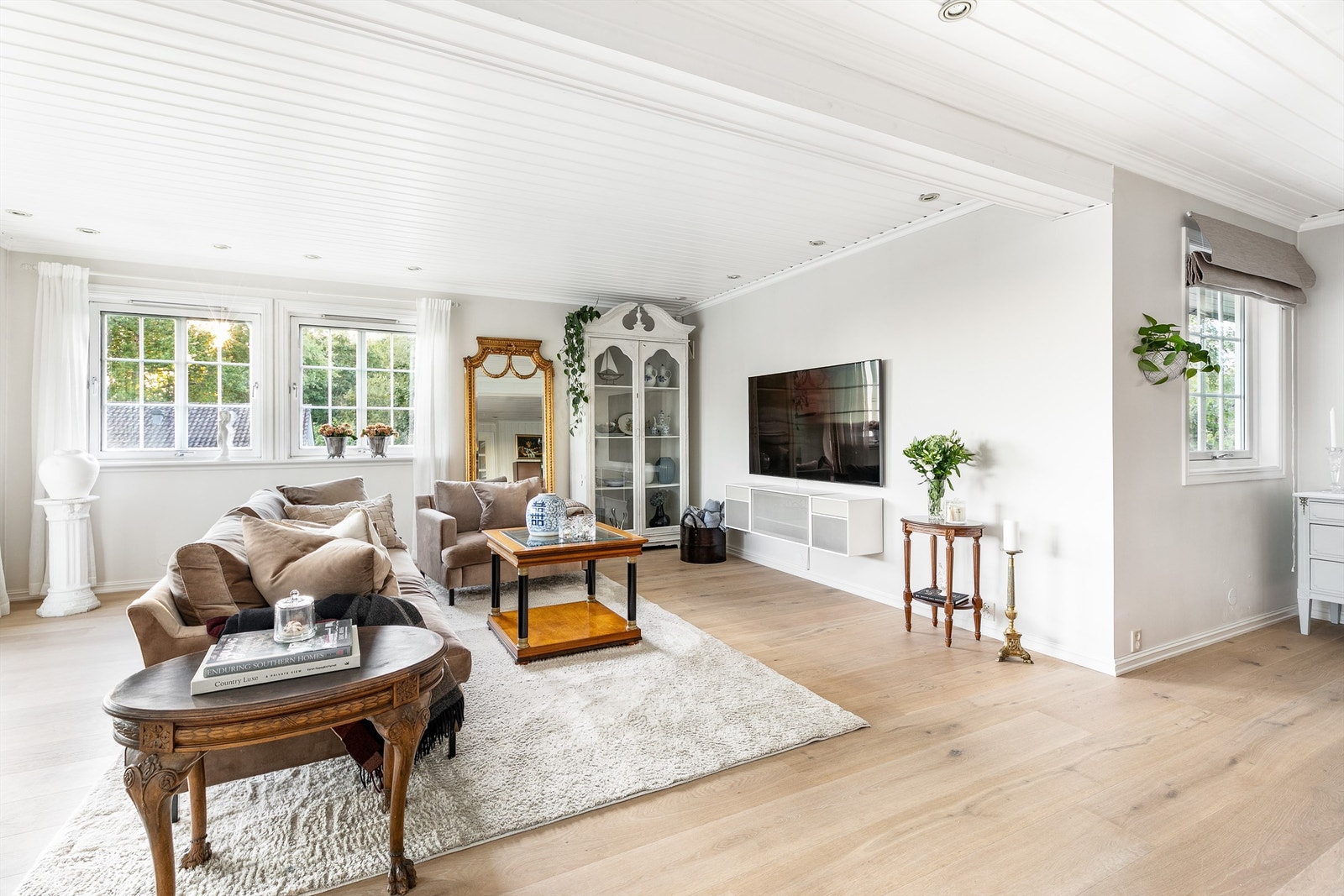 Oppussing er i senere år utført i de fleste rom, stuen inkludert. Her ble ny én-stavs parkett lagt på gulvet i 2019. Galleribilde