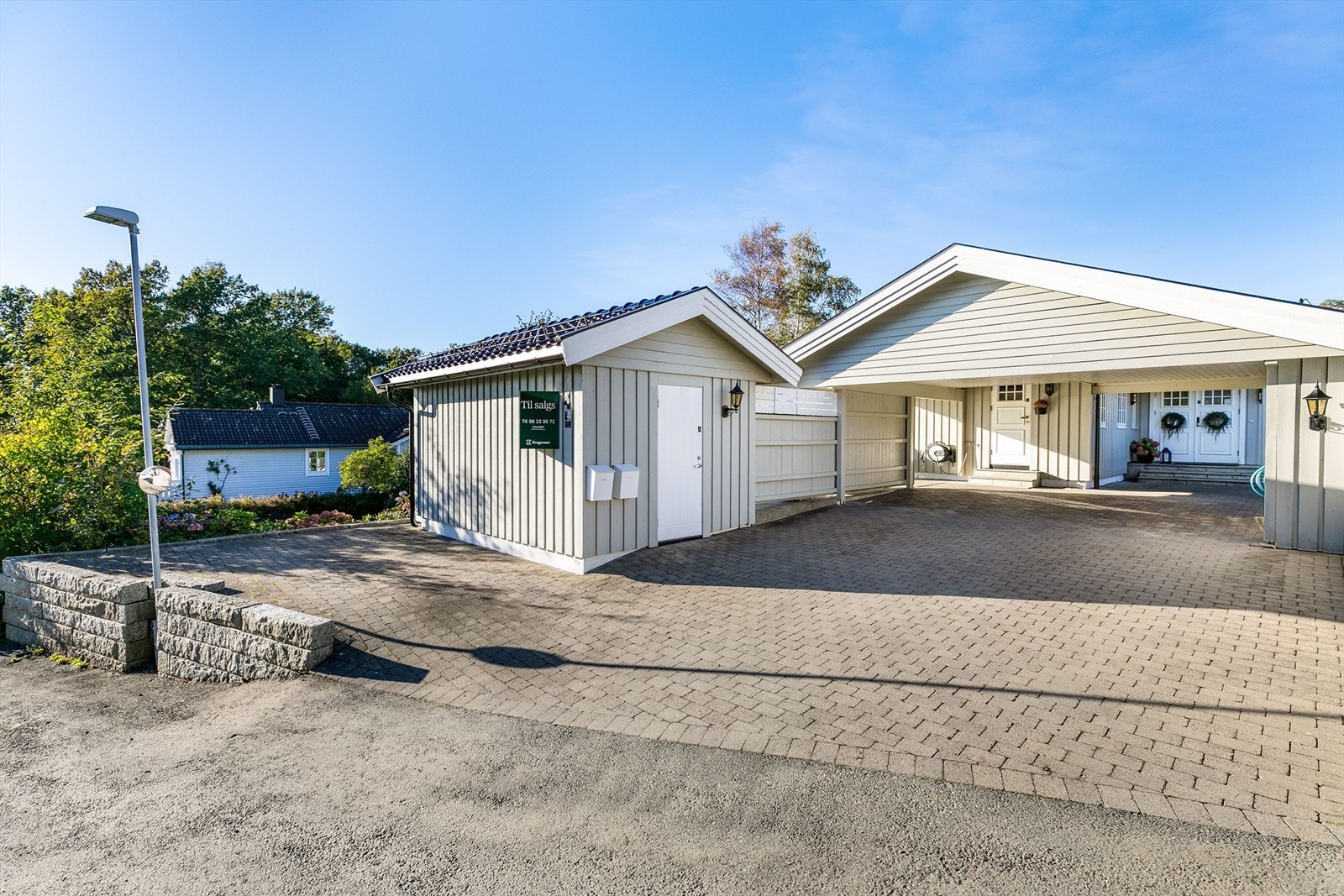 I carporten er det skjermet oppstillingsplass for to biler under tak. Hybelen disponerer i dag biloppstillingsplass bak boden, nærmest gaten. Galleribilde