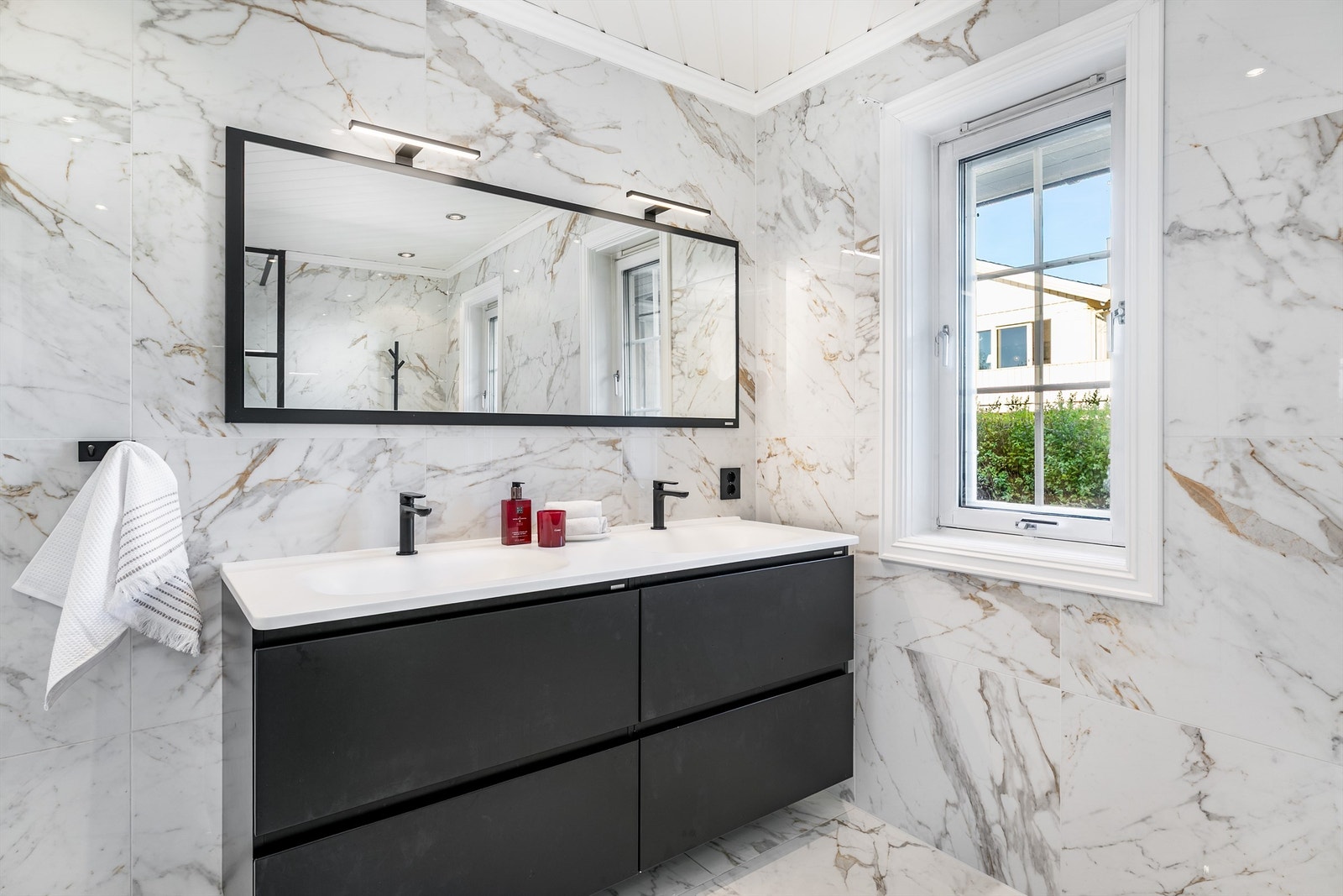 Badet i første etasje ble pusset opp i sin helhet i 2019 og er velholdt. Møblene er fra Vedum. Dobbel servant gjør det mulig for to personer å benytte badet samtidig. Galleribilde