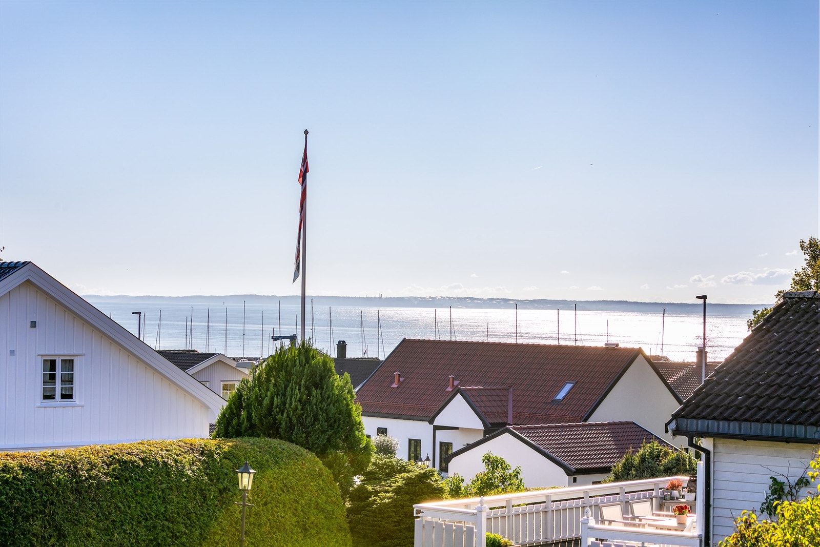 Utsikt fra terrassen til Oslofjorden med Åsgårdstrand og Slagen i bakgrunnen - fremhevet med zoom. Galleribilde