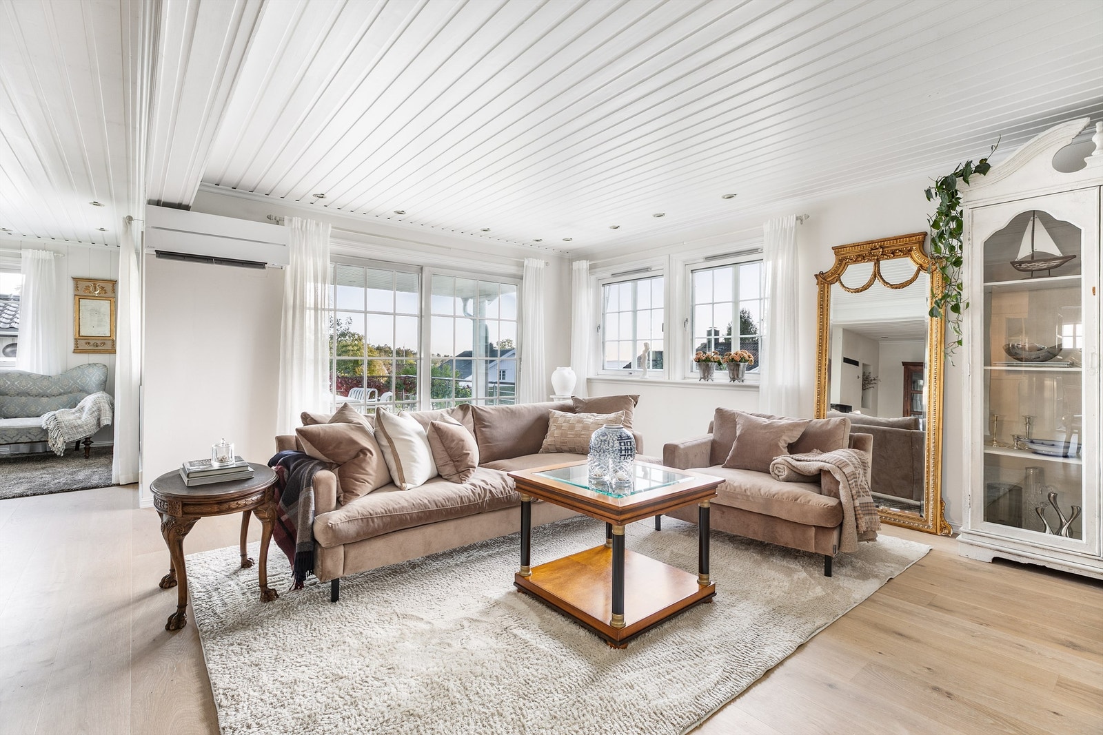 Flere vinduer i både syd- og vestveggene gjør stuen luftig og fylt av naturlig lys dagen gjennom. Varmepumpe ble installert i 2022. Galleribilde