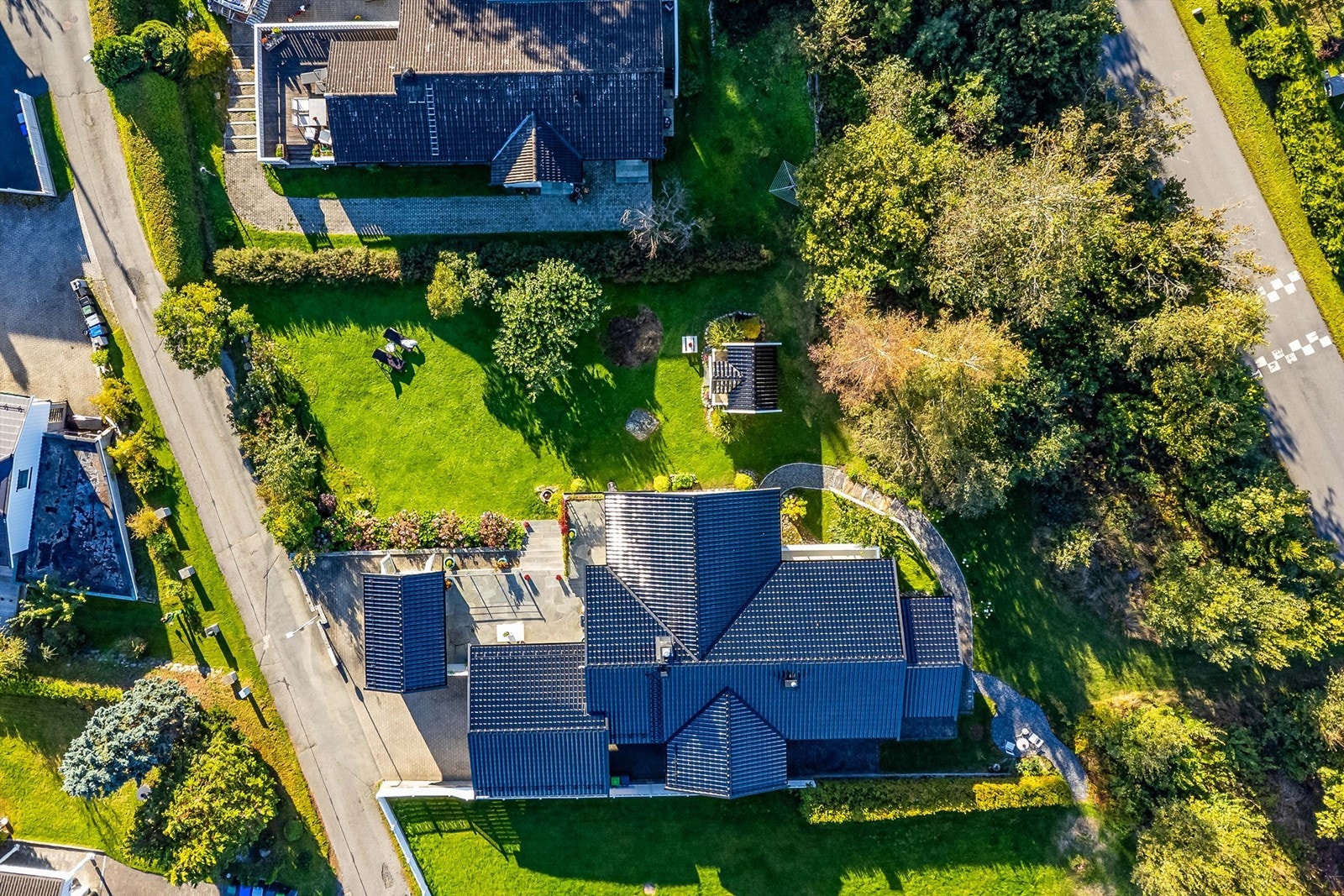 Tomten er på 967 kvm. iht. kart- og delingsforretning i 1980. Hagen er opparbeidet noe over grensen mot tilstøtende eiendom i nord. Galleribilde