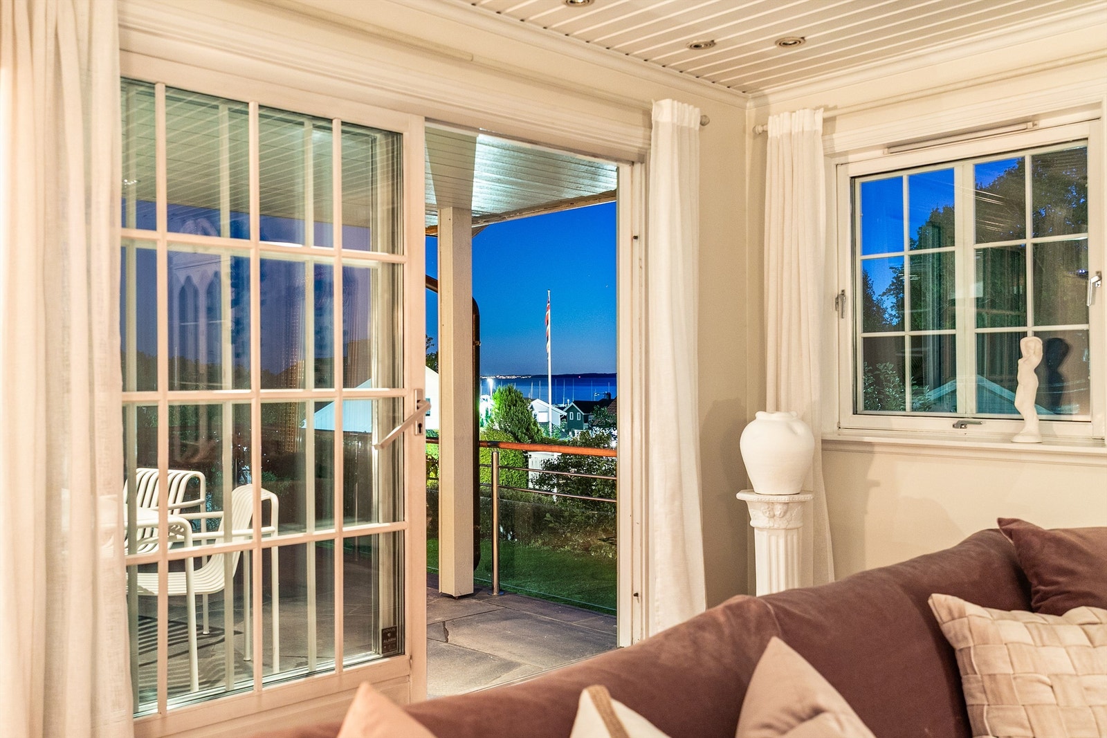 Vakker utsikt til fjorden og Vestfold-siden sees også fra stuen. Galleribilde