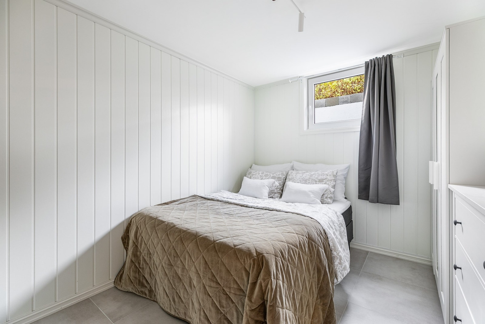 Hybelens soverom er på nesten 10 kvm., har lydisolert himling og gulv med både varmekabler og fliser. Nytt vindu ble installert i 2022. Galleribilde