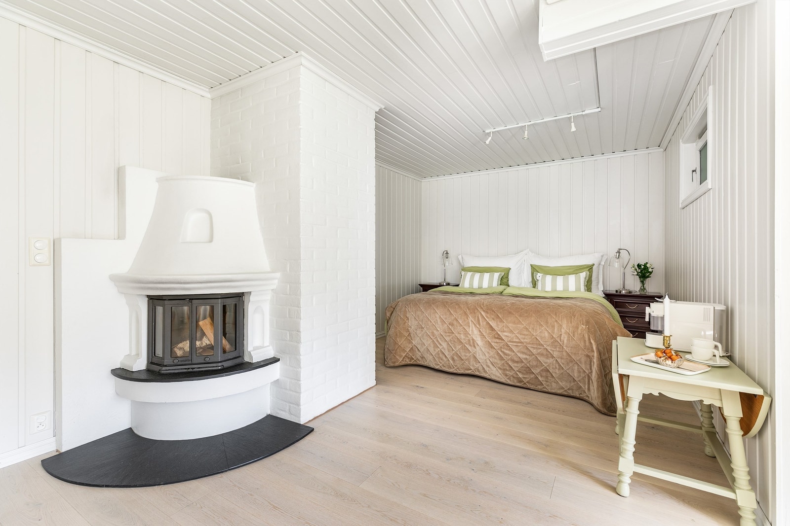 I underetasjens stue inngår også en like stemningsfremmende som varmende peis. Ny innsats ble installert i 2019. Galleribilde