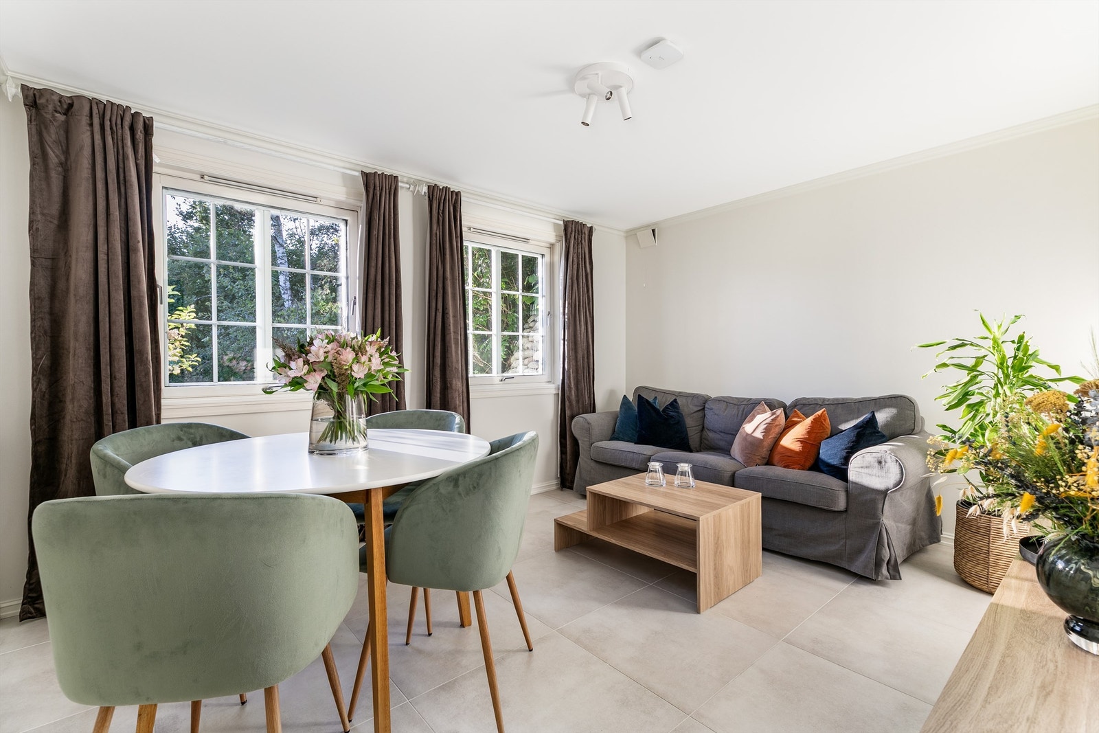 I 2022 ble hybel etablert i underetasjens nordre del, med nye både lydisolerte himlinger og nye varmekabler i alle rom - stuen inkludert. Galleribilde