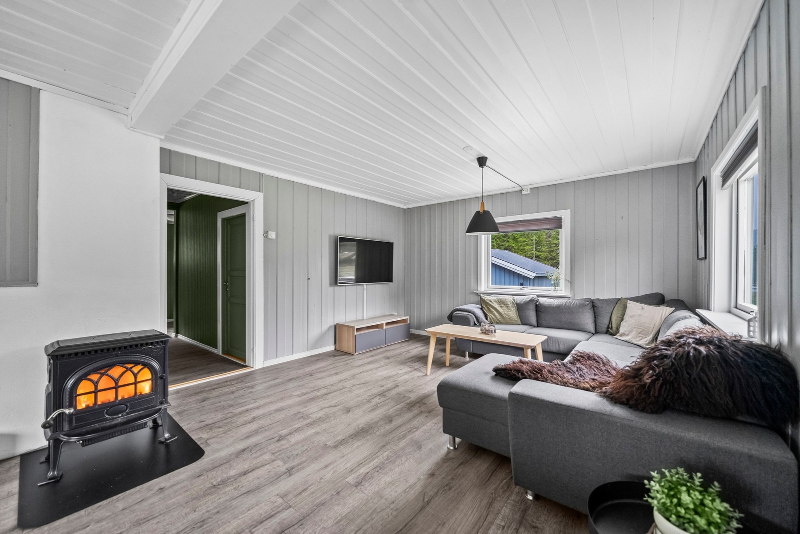 Romslig stue. Galleribilde