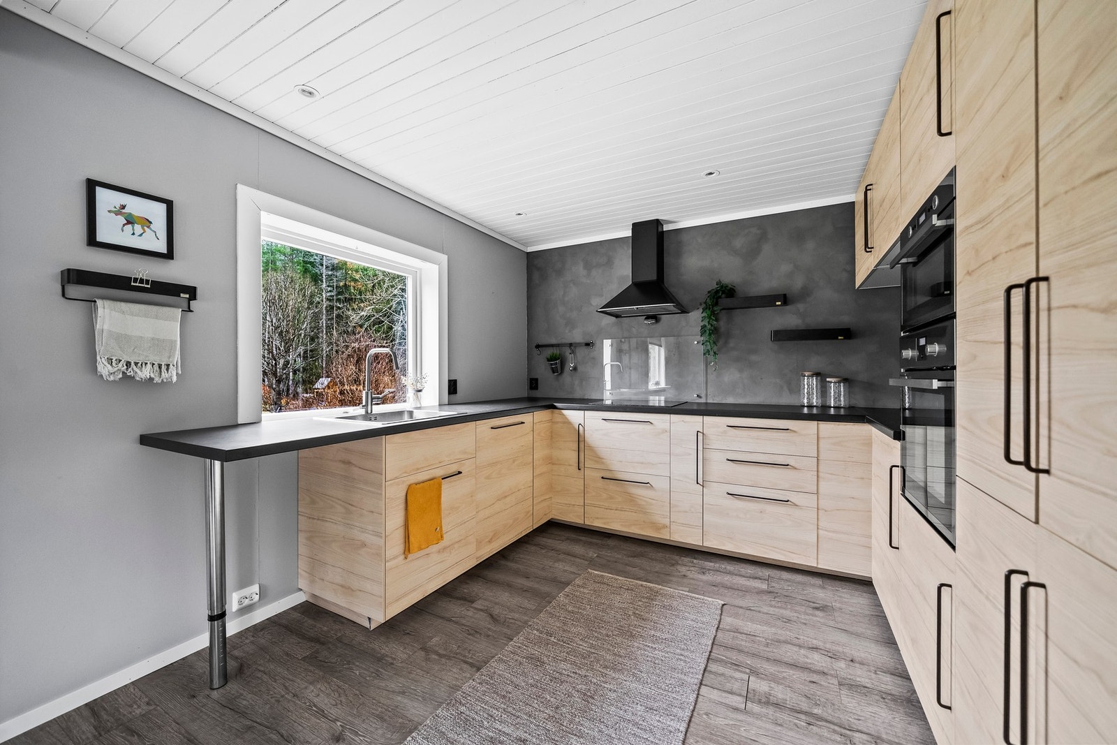 Mye skap og benkeplass. Galleribilde