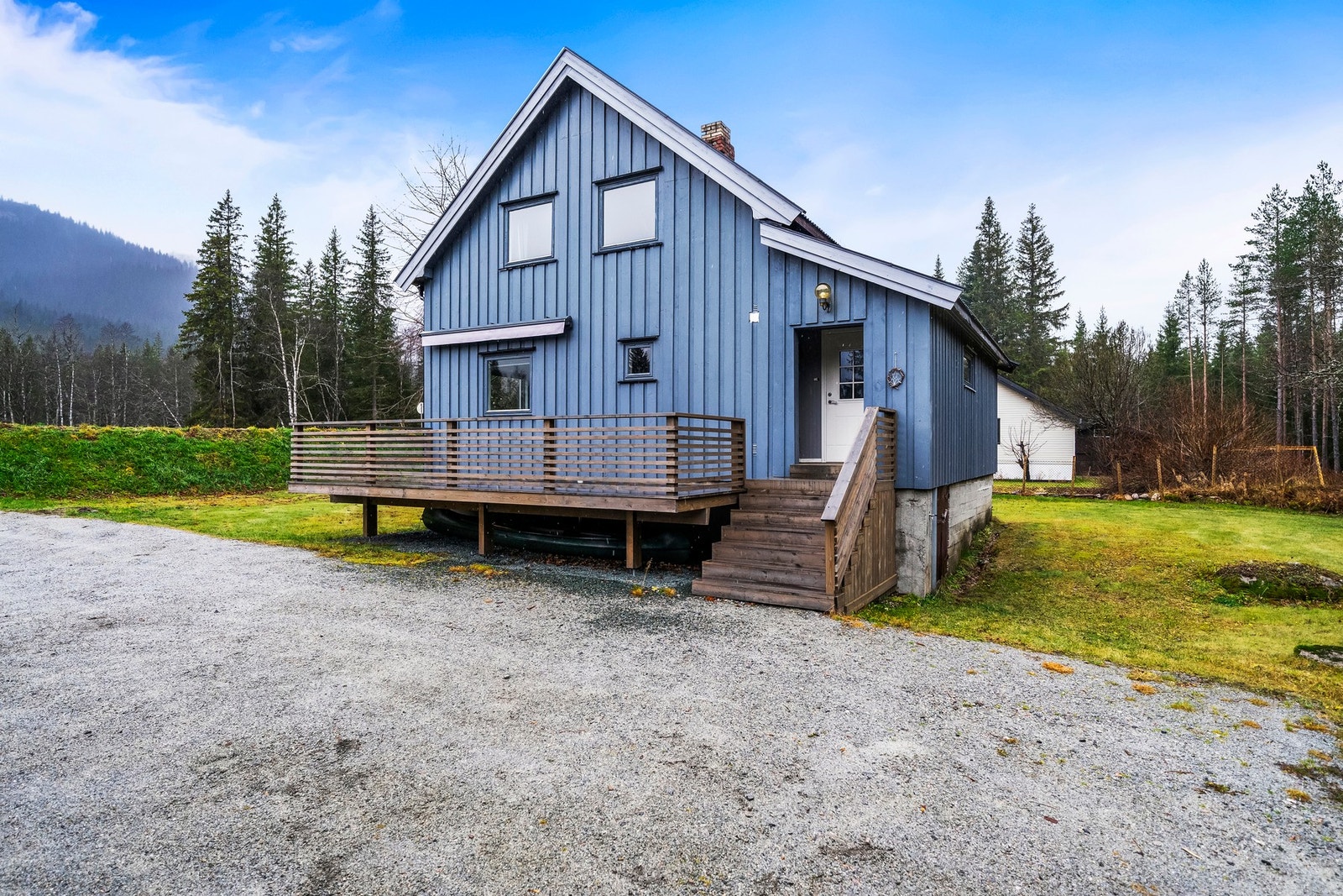 Flat og fin tomt, med flere fine uteplasser. Galleribilde