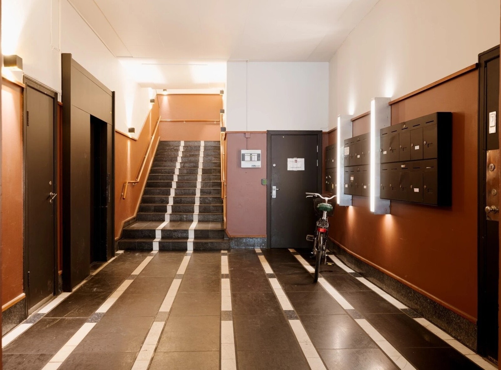 Felles trappeoppgang med heis opp til leilighetsplan. Galleribilde