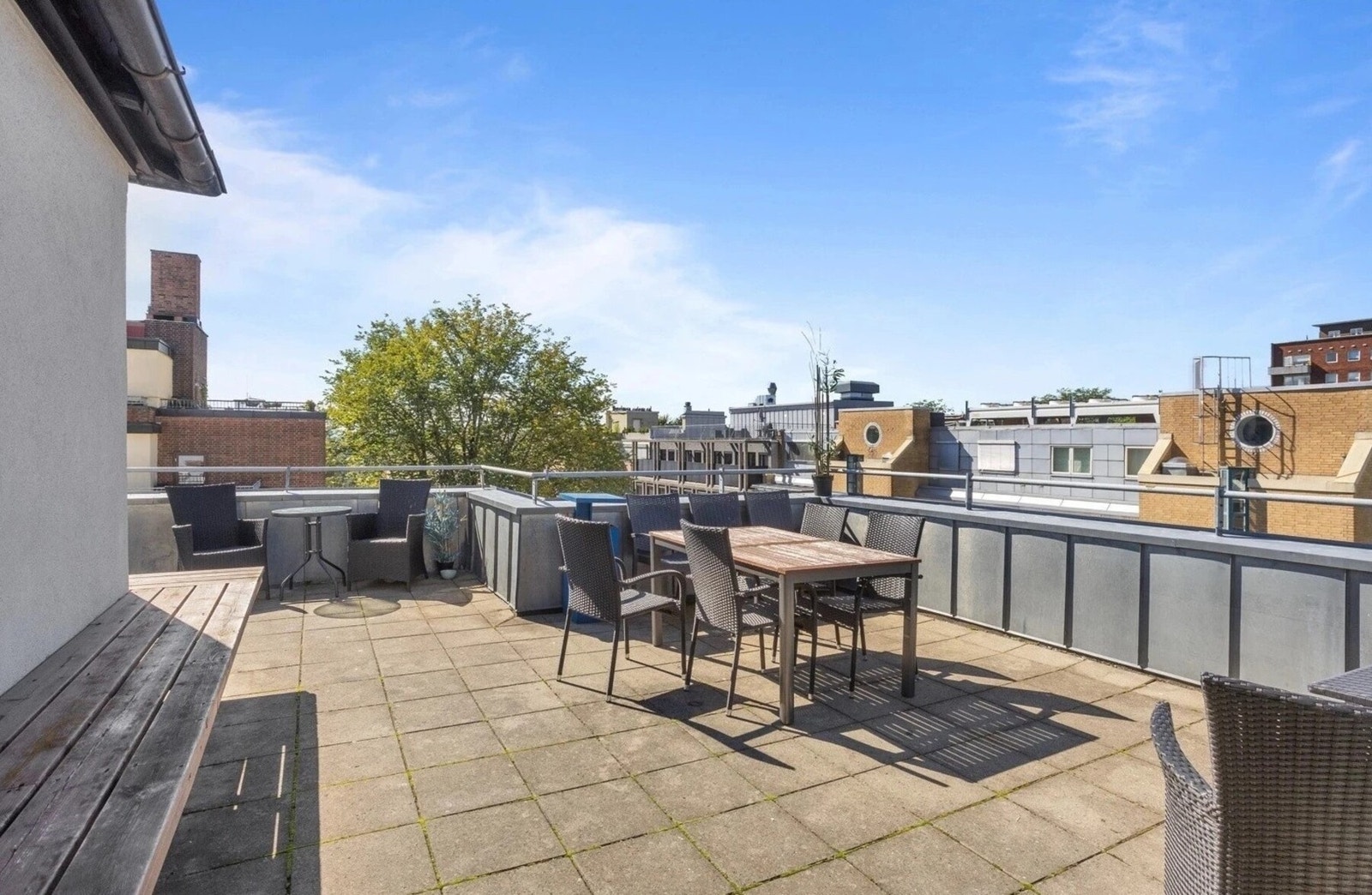 Som beboer har du tilgang til en felles solrik takterrasse, som legger til rette for en komfortabel og praktisk hverdag. Galleribilde