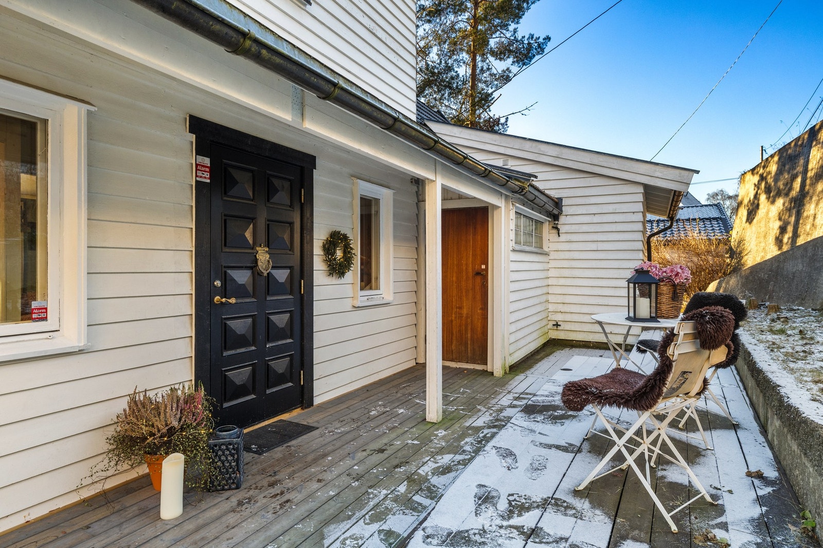 Inngangspartiet har overbygg og plass til sittegruppe. Galleribilde