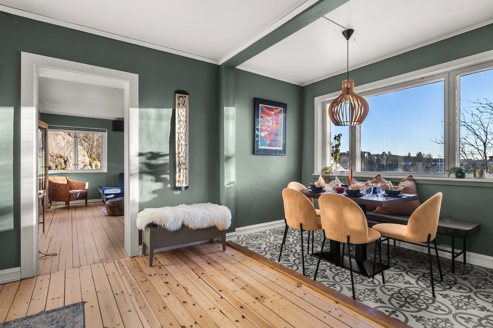 Innenfor stuen ligger spisestuen. Galleribilde