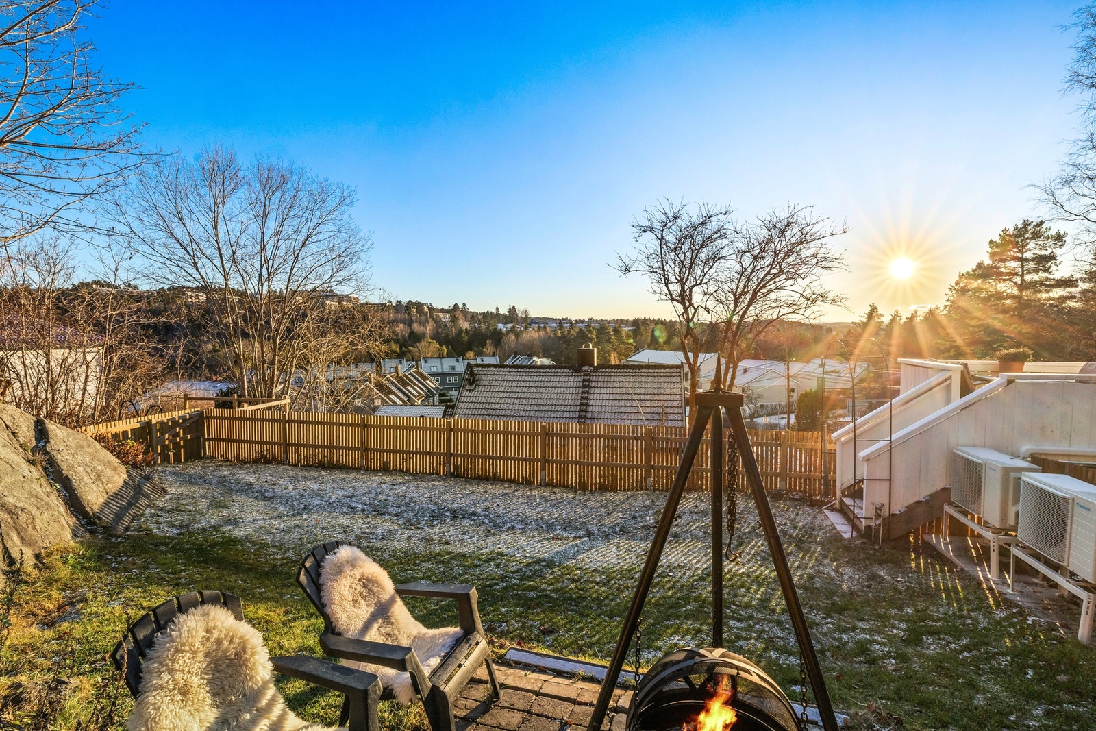Bålplass ved plattingen i hagen. Galleribilde