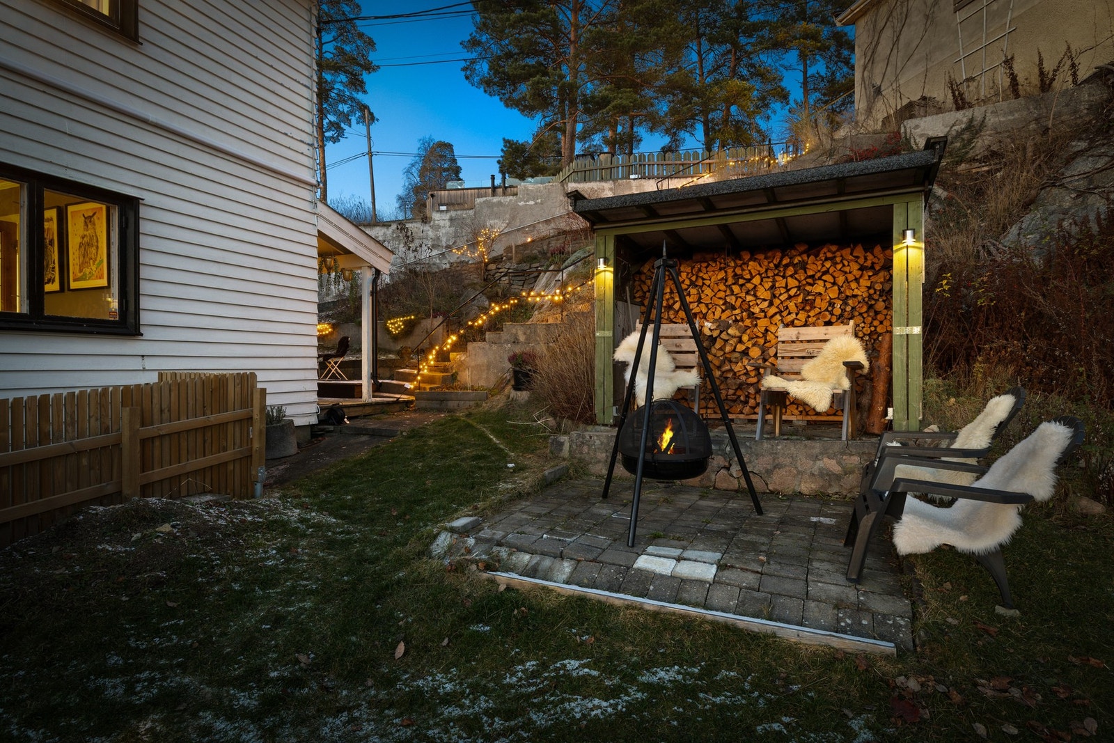 Plattingen i hagen ligger i vestvendt retning med god plass for utemøblement og hyggelige stunder både i vinter- og sommerhalvåret. Galleribilde