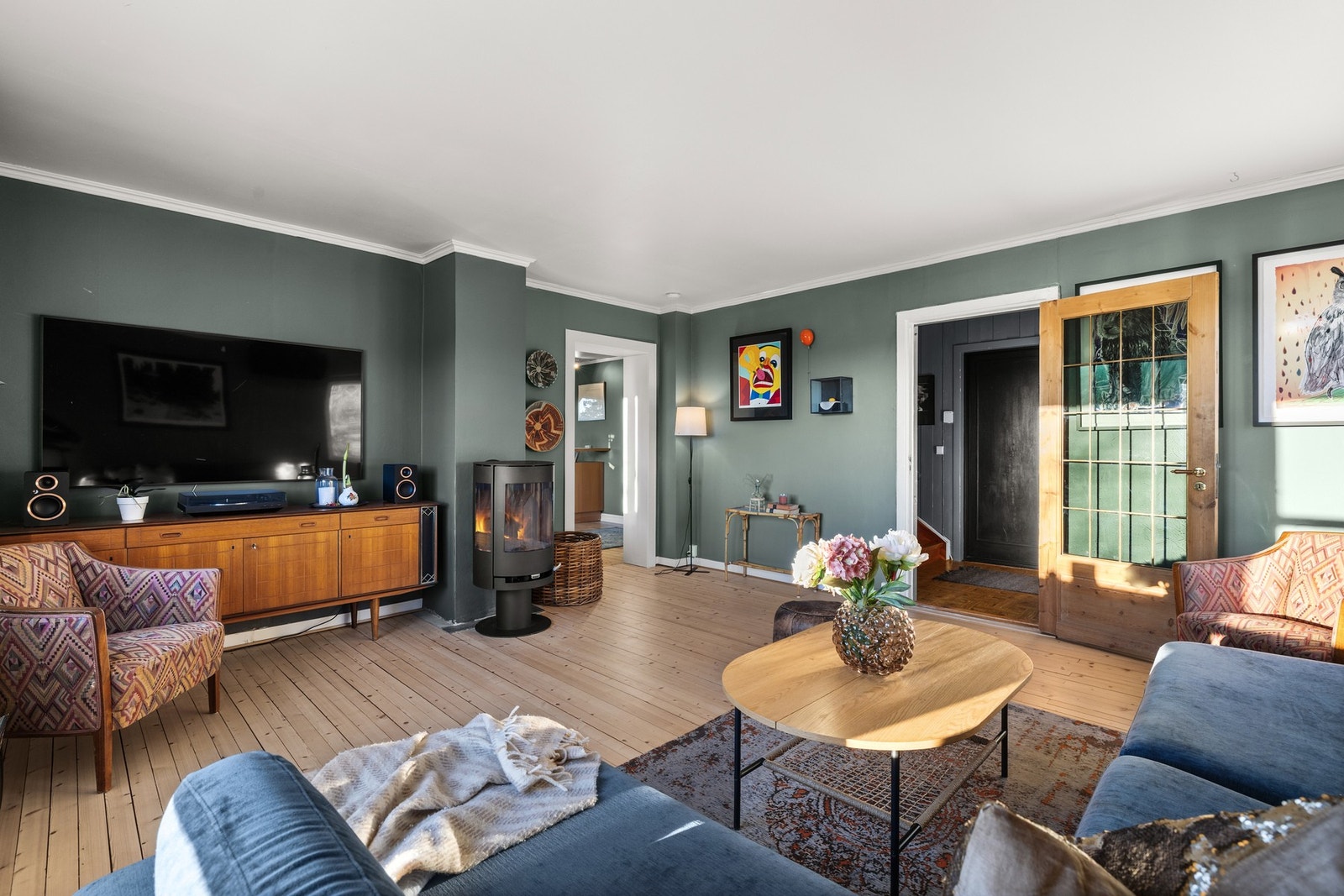 God plass til en romslig sofagruppe og TV-møblement. Galleribilde