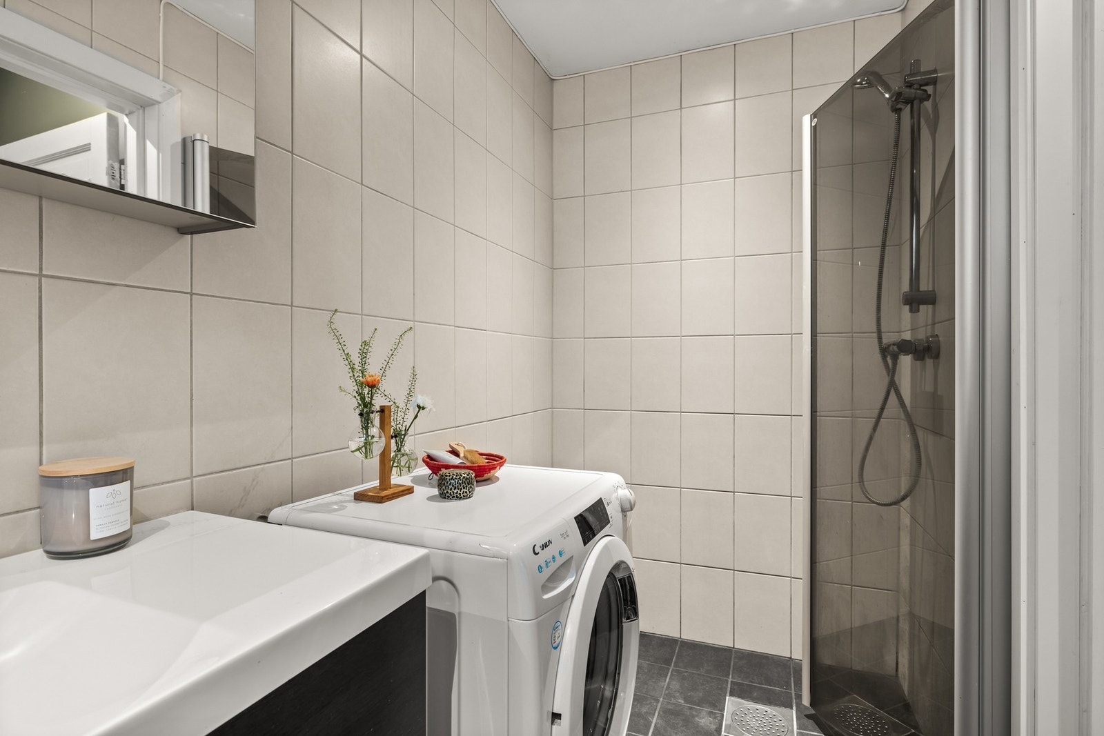 Det er varme i gulvet, downlights i himlingen og opplegg for vaskemaskin. Galleribilde