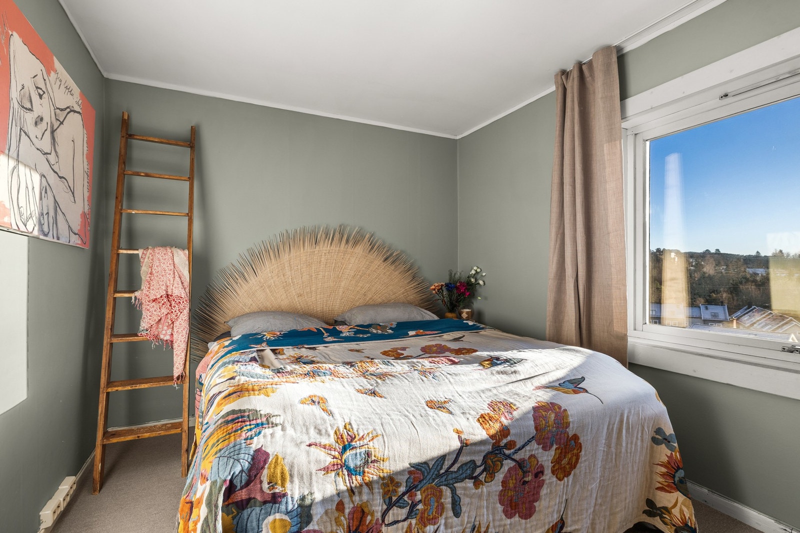 Romslig hovedsoverom med stort vindu og fin utsikt. Galleribilde