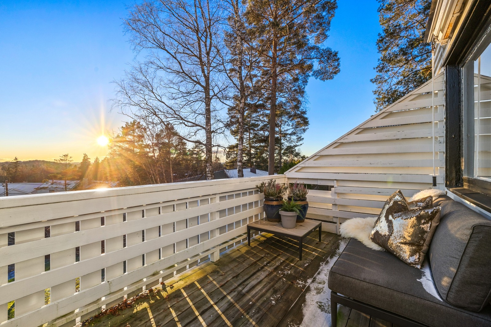 Solrik balkong med nydelig utsyn og ettermiddagssol. Galleribilde