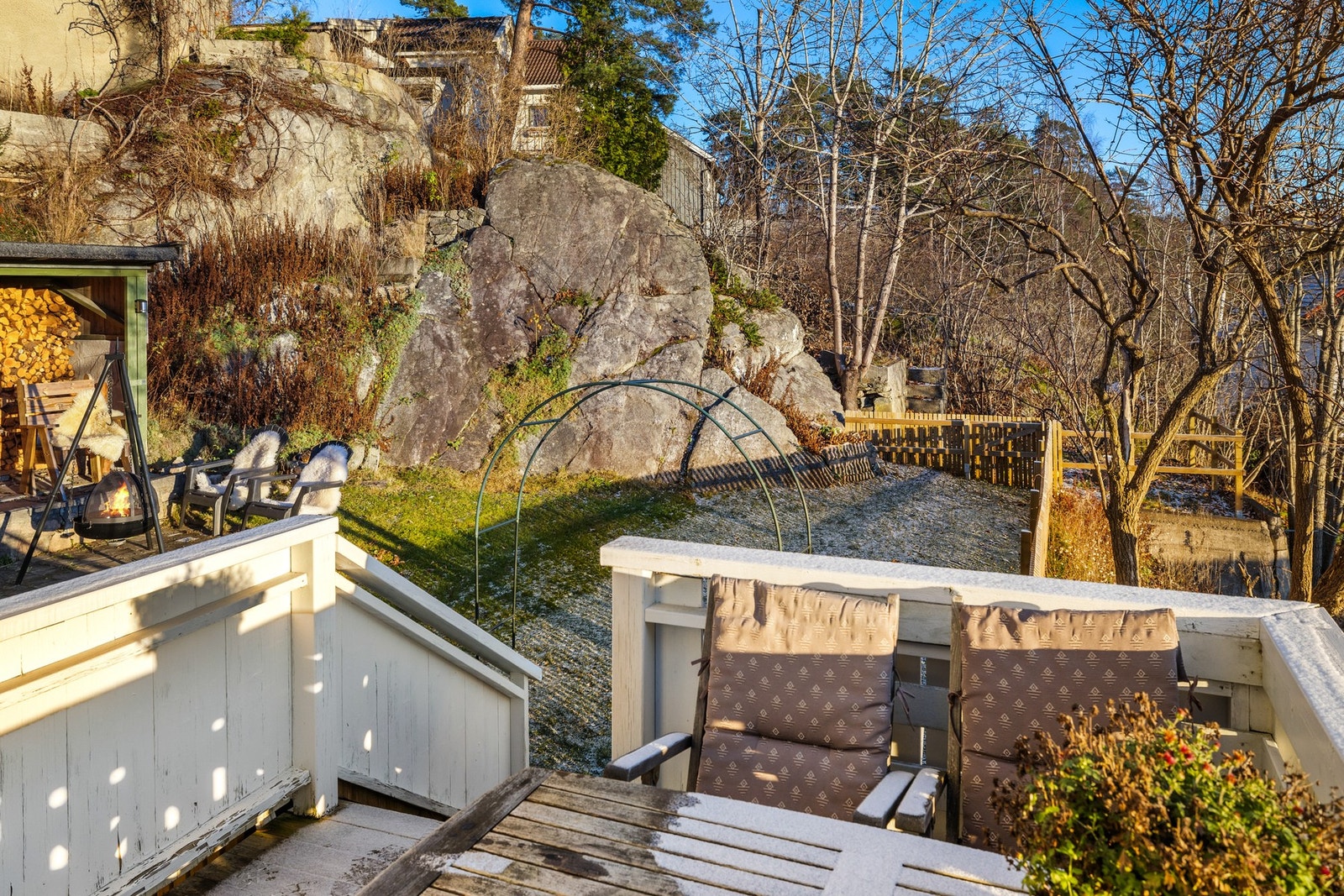 Trapp fra balkong ned til hagen. Galleribilde