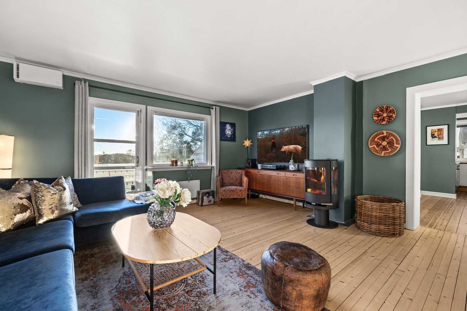 Lys og trivelig stue med store vinduer og utsikt. Galleribilde