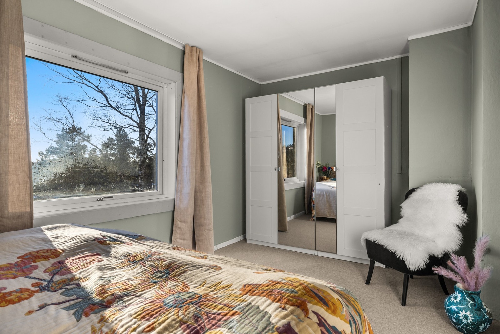 God plass for garderobe i enden av rommet. Galleribilde