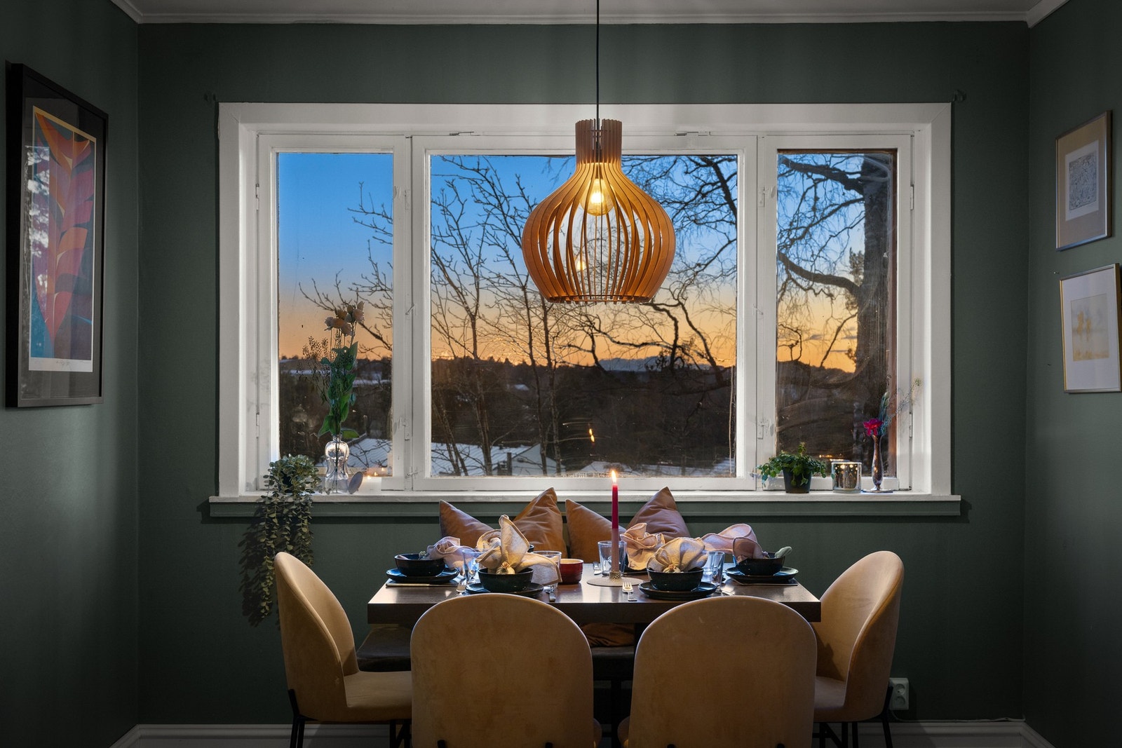 Spisestuen er plassert foran vinduet og skaper en herlig atmosfære på kveldstid. Galleribilde