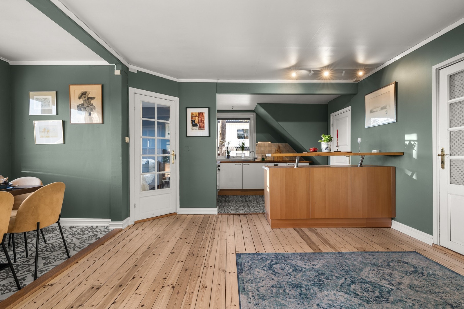 I tilknytning til spisestuen ligger kjøkkenet. Galleribilde