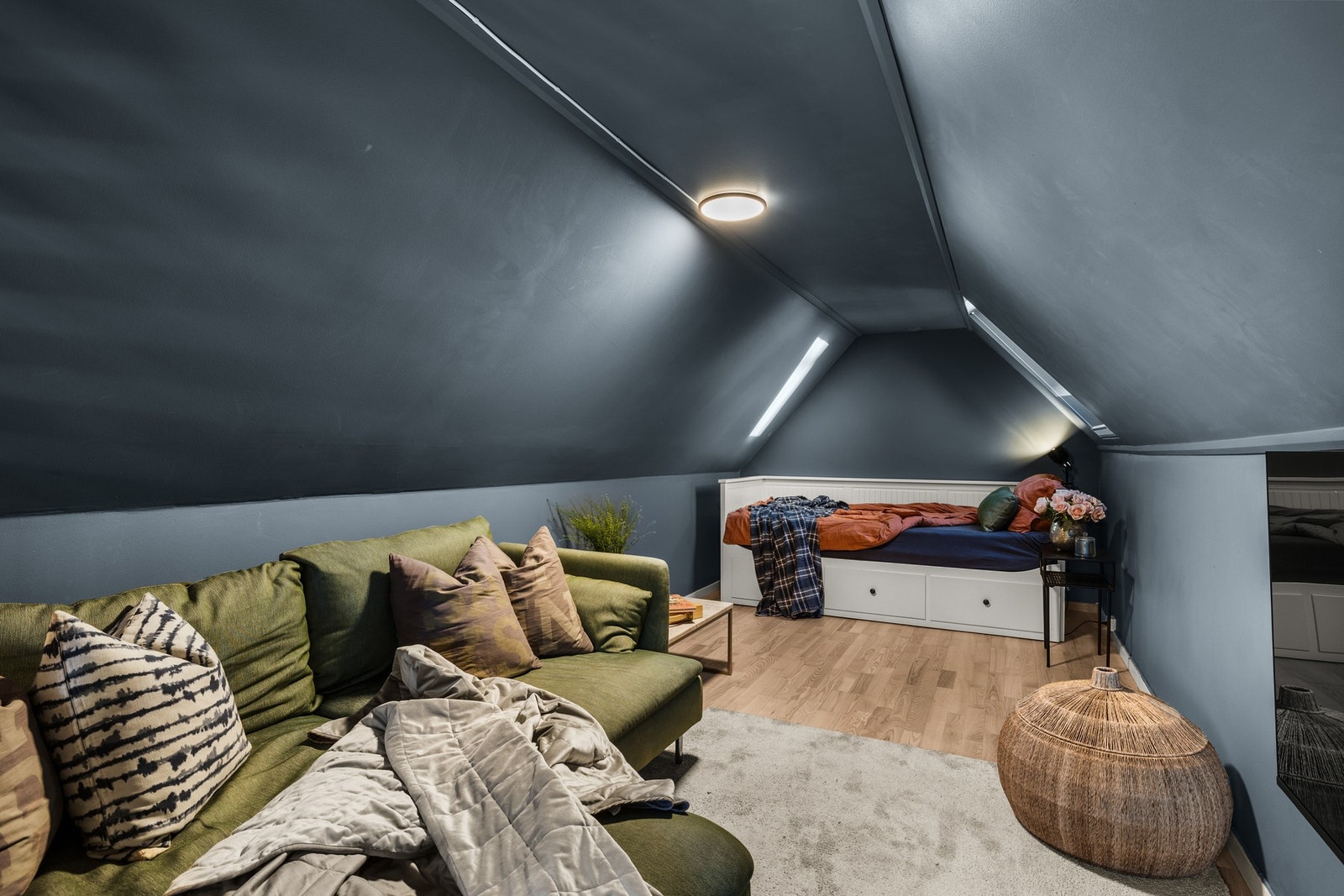 Koselig loftsstue med skråtak og lun atmosfære. Galleribilde