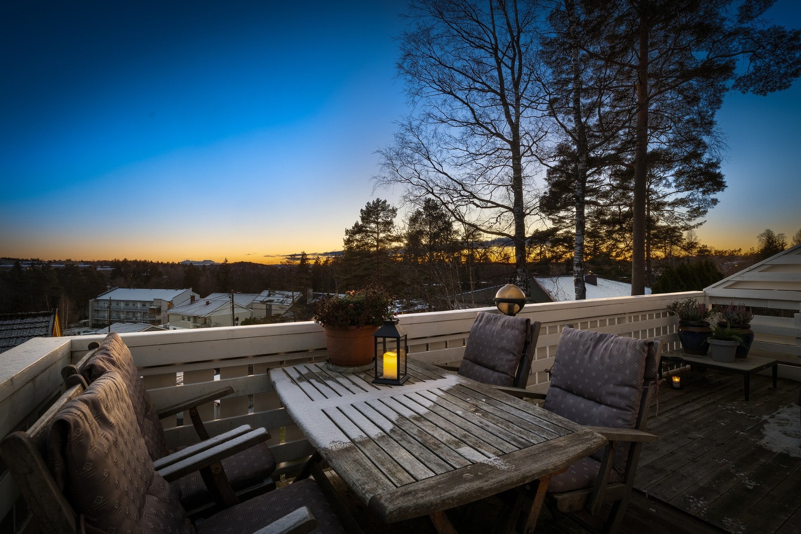 Fra balkongen er det nydelige solnedganger og utsikt mot tretoppene. Galleribilde