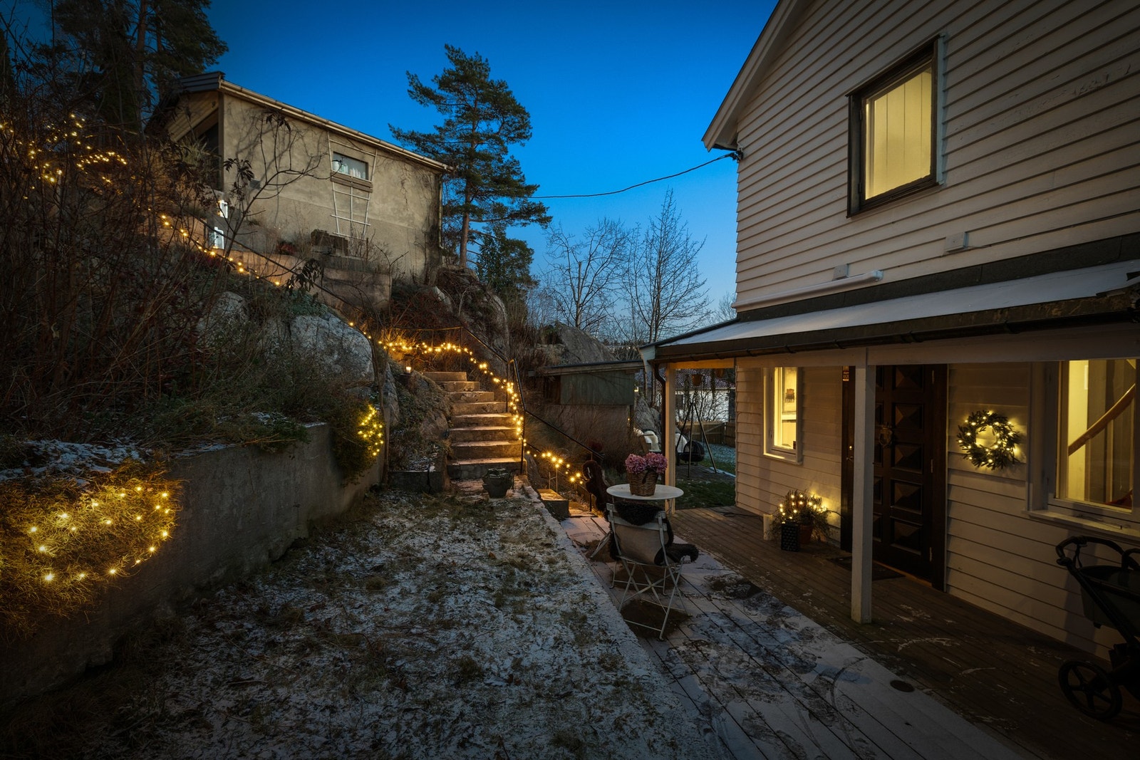 Trapp fra garasje ned til baksiden av boligen der inngangspartiet ligger. Galleribilde