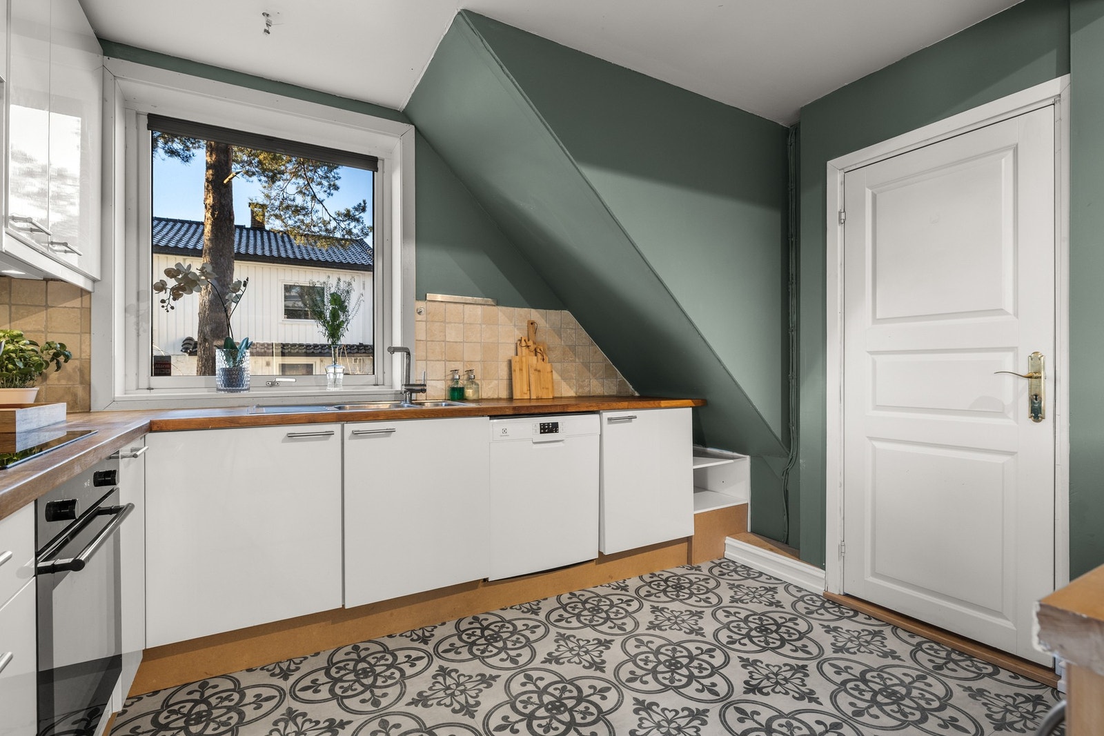 Kjøkkenet har god arbeidsplass med dobbeltkum og belysning under skap. Galleribilde