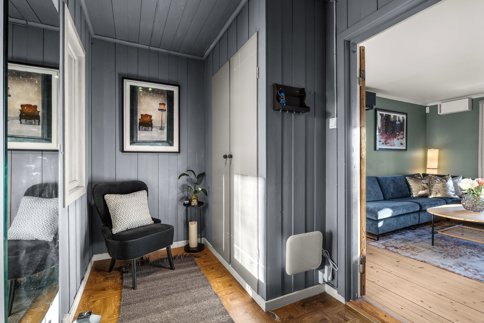 Entré med plass til oppbevaring og adkomst til stue. Galleribilde