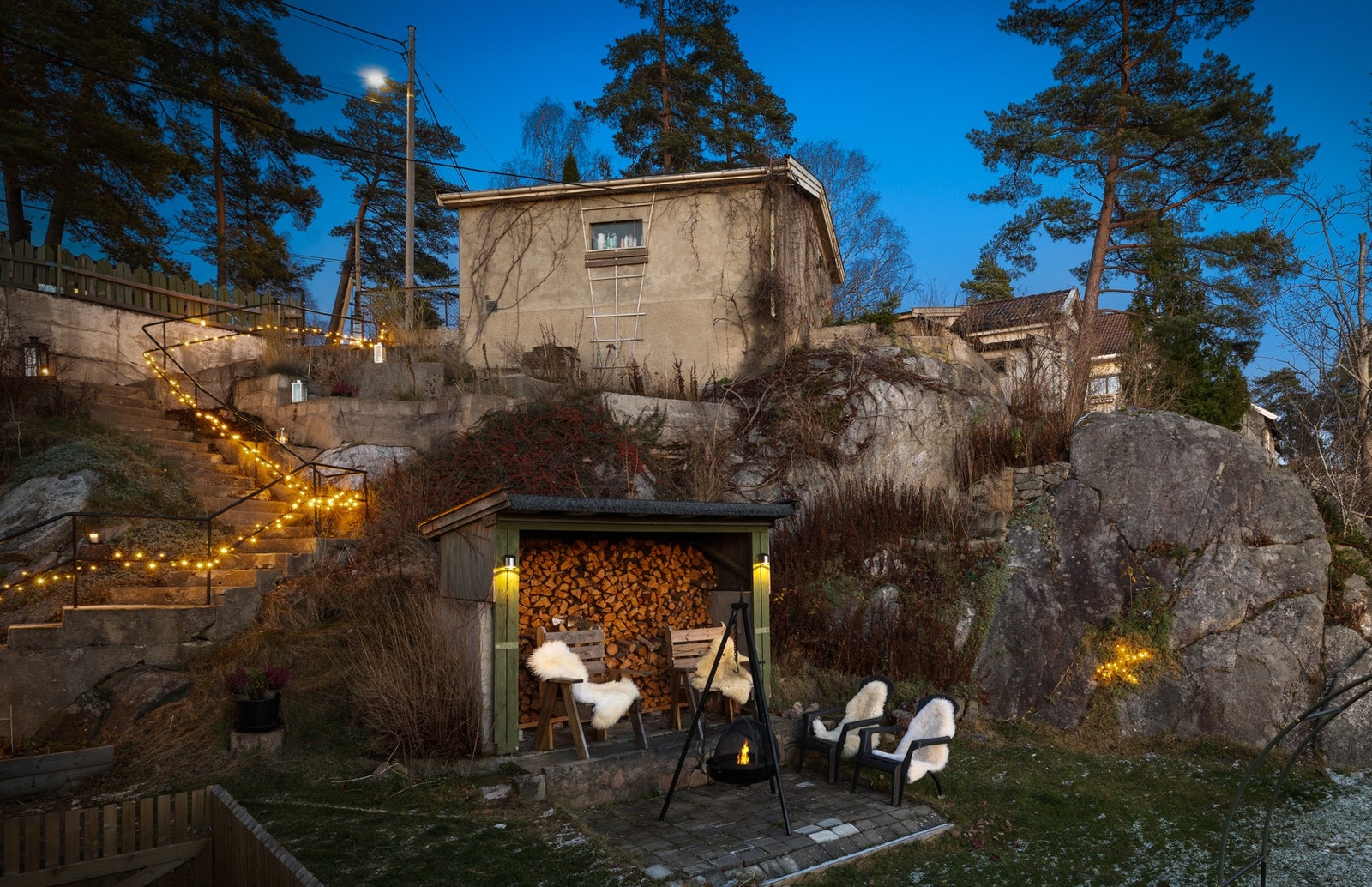 Sjarmerende sitteplass med bålsted og hage. Galleribilde
