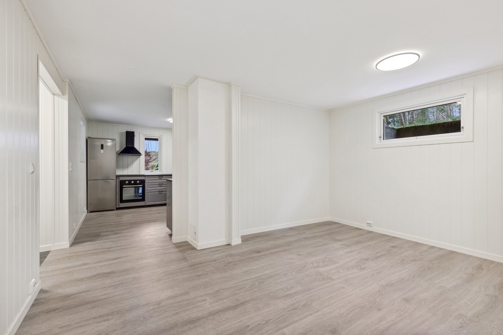 Stor stue med åpen løsning til kjøkken. Nytt og ubrukt. Galleribilde