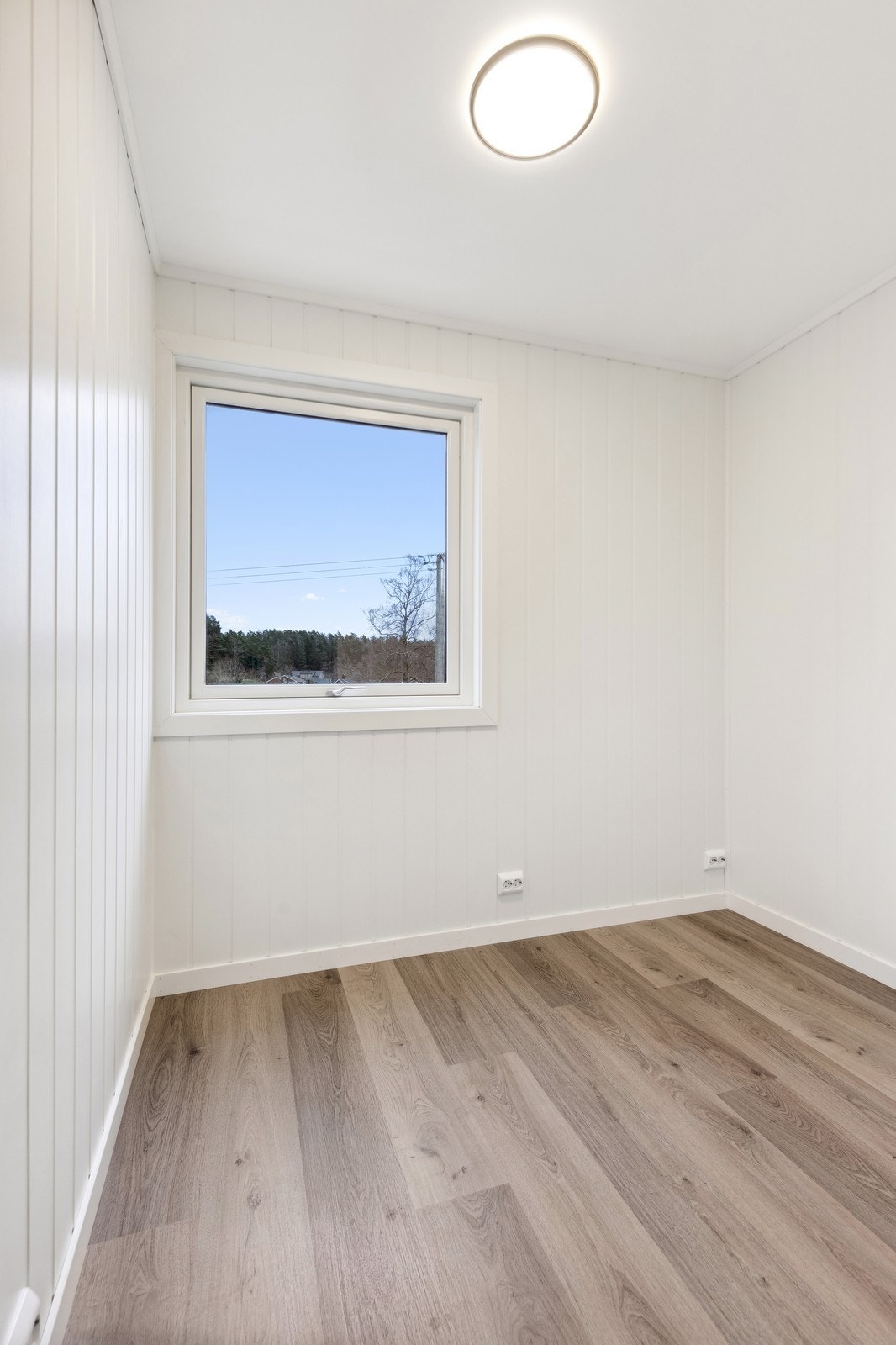 Soverom 2 har god plass til enkeltseng eller køye i tillegg til en arbeidsplass. Galleribilde