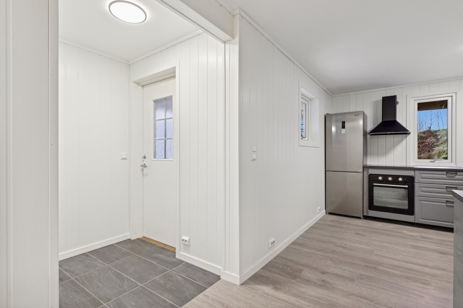 Praktisk og pen entré med flisgulv. Galleribilde