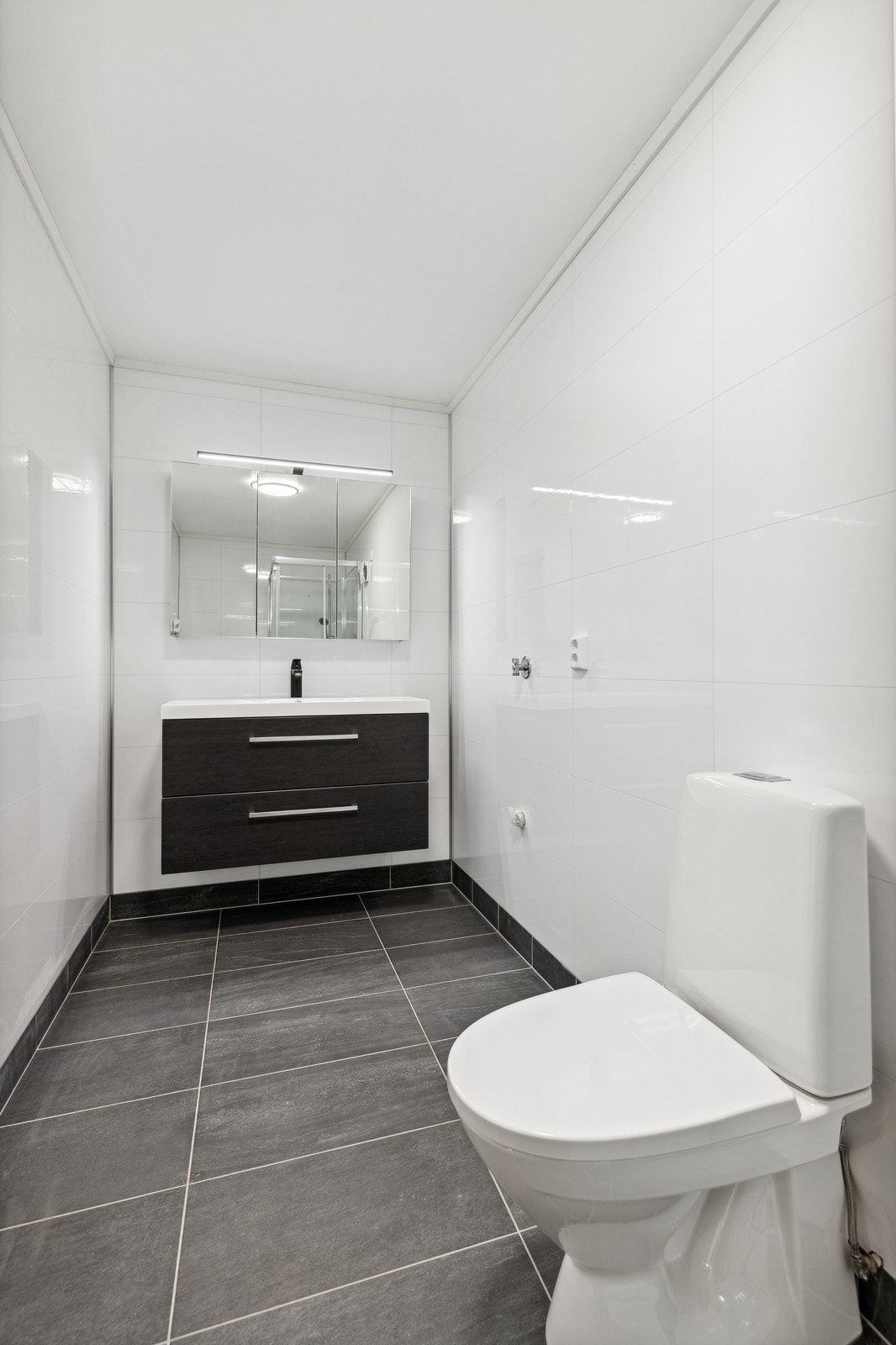 Romslig og nytt bad med moderne innredning og oppbevaring under servant. Galleribilde