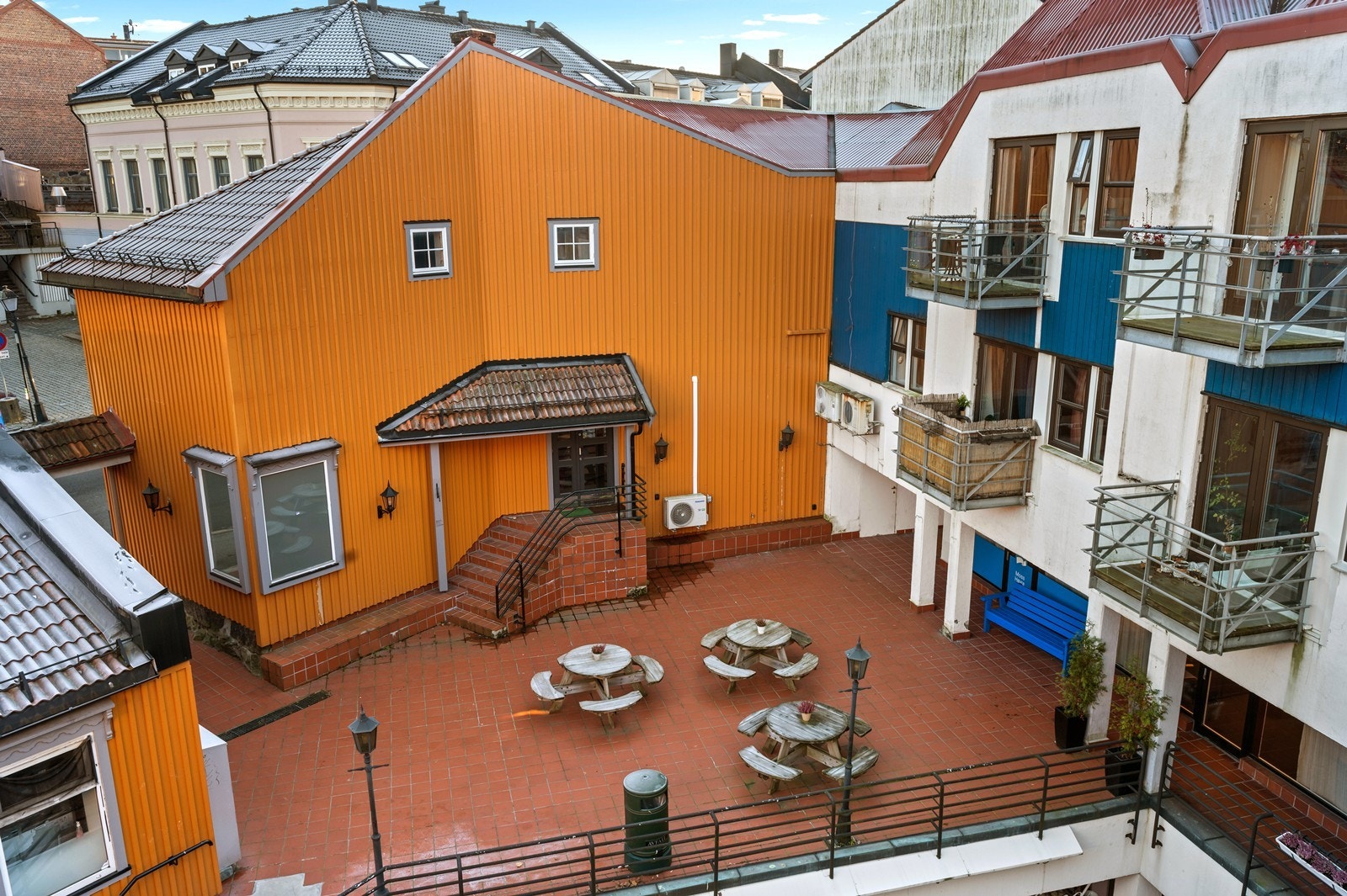 Fra leiligheten er det kort vei til flere sentrumsfasiliteter. Her bor du med gangavstand til alt. Galleribilde