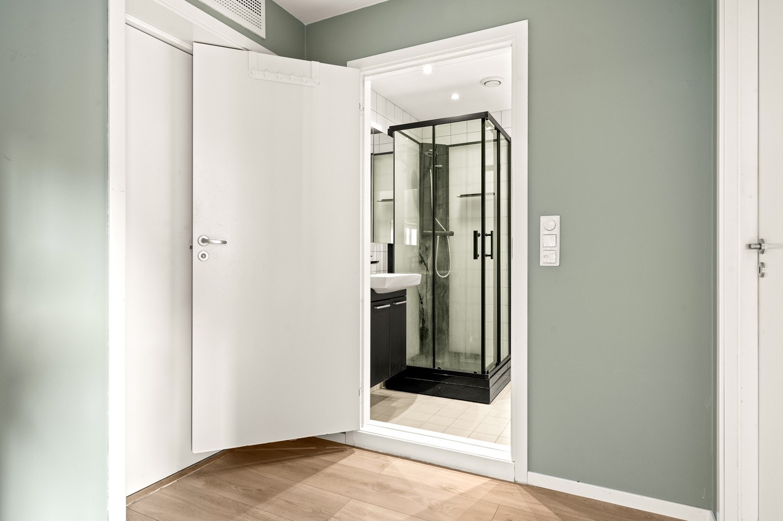 Bad/vaskerom fra 2007. Nyere dusjkabinett og servantbatteri fra 2023. Galleribilde