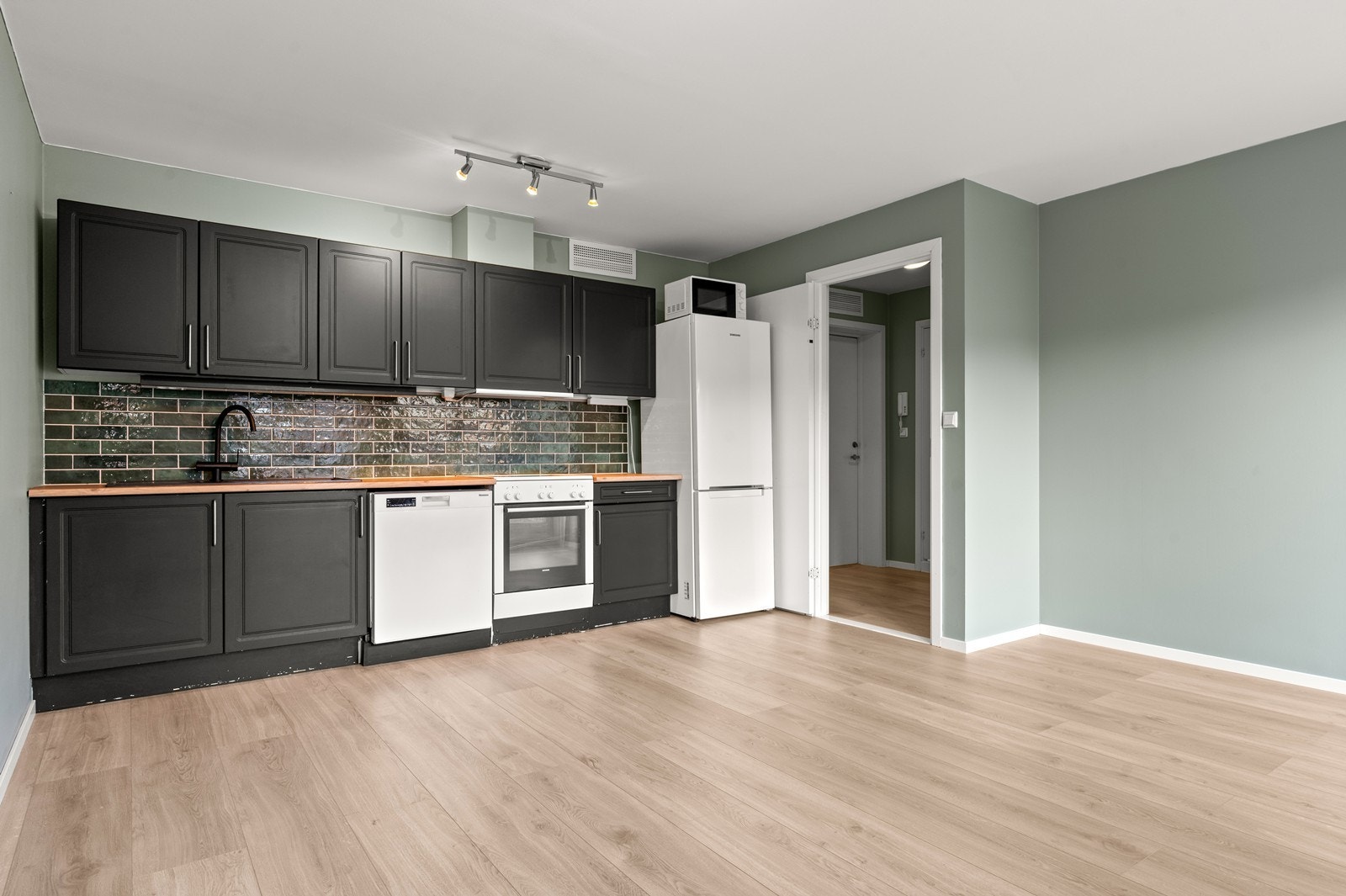 Kjøkkeninnredning fra 2007. Frontene er malt i senere tid. Kjøkkenet har profilerte fronter og laminat benkeplate. Frittstående komfyr og kjøl/fryseskap, underbygget oppvaskmaskin. Galleribilde