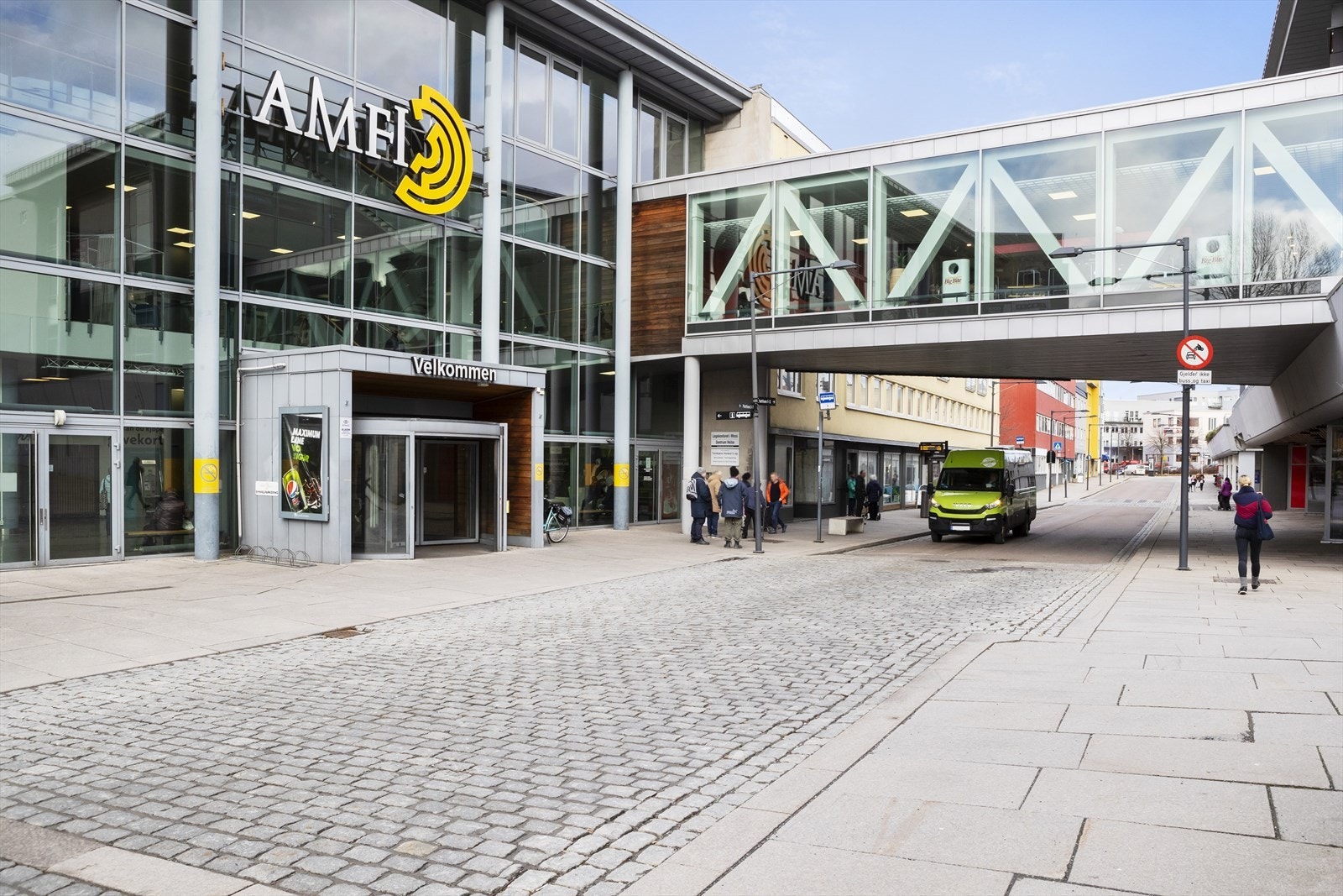 Byens kjøpesenter, med knutepunkt for buss, ligger kun 3 minutter unna med vanlig gange. Galleribilde