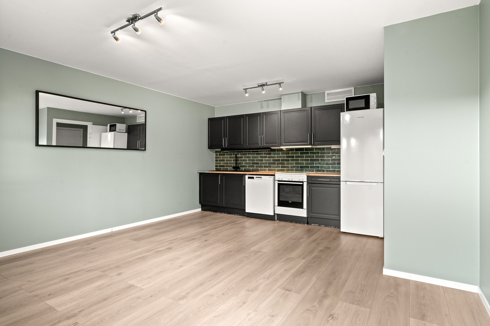 Fin flyt mellom stue og kjøkken. Galleribilde