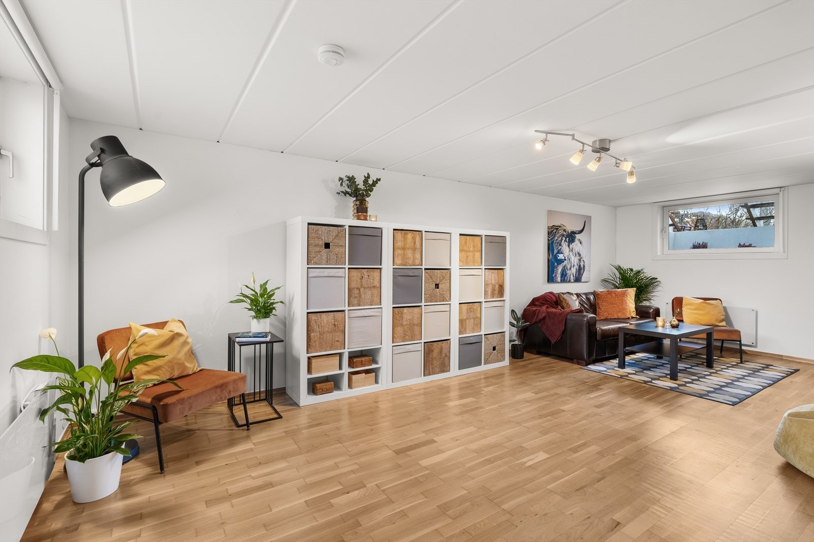 Boligen har en familievennlig planløsning med flere stuer. Kjelleretasje benyttes i dag som kjellerstue. Galleribilde